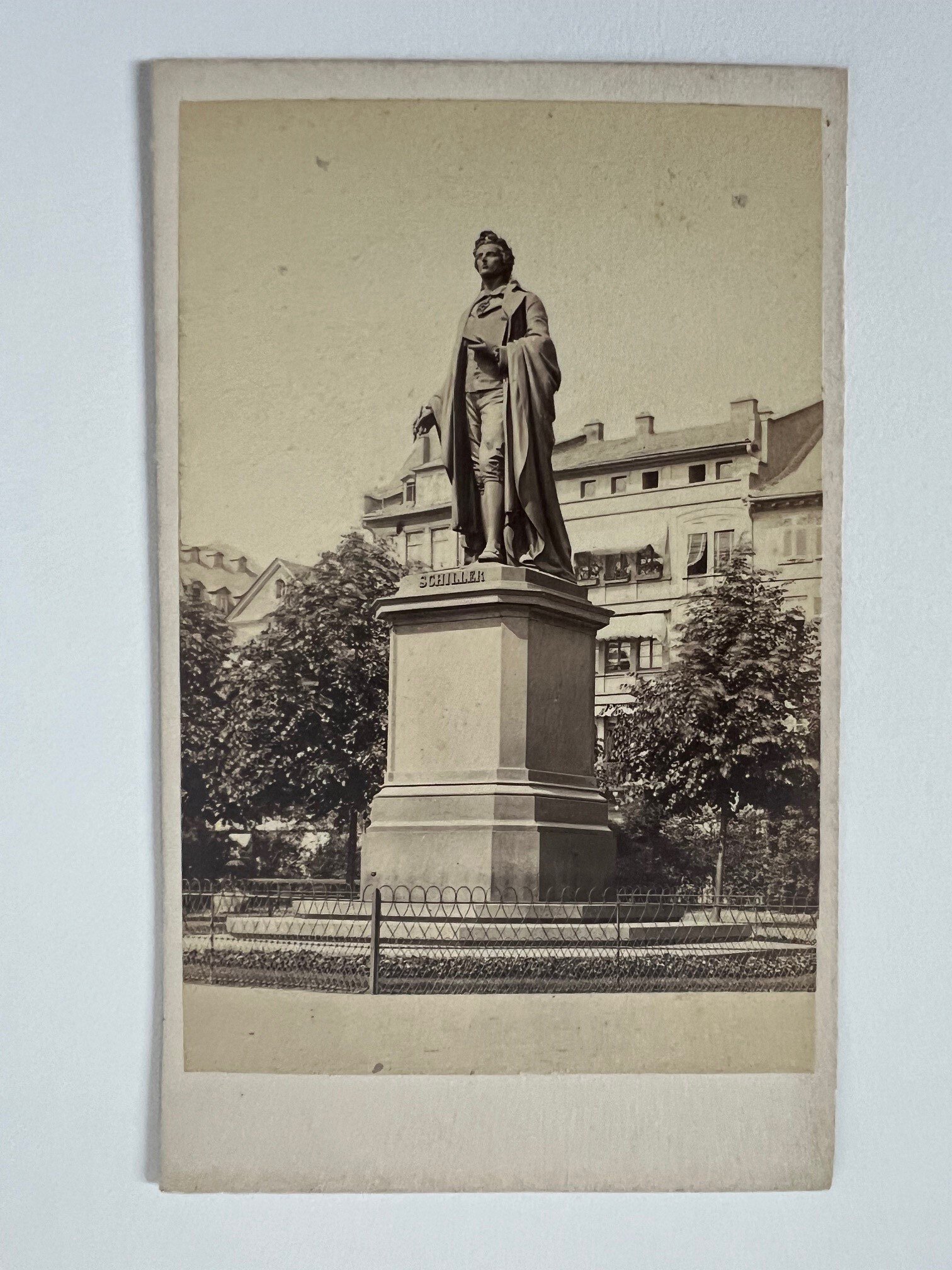 CdV, Theodor Creifelds, Frankfurt, Nr. 266 Schiller-Monument, ca. 1870. (Taunus-Rhein-Main - Regionalgeschichtliche Sammlung Dr. Stefan Naas CC BY-NC-SA)