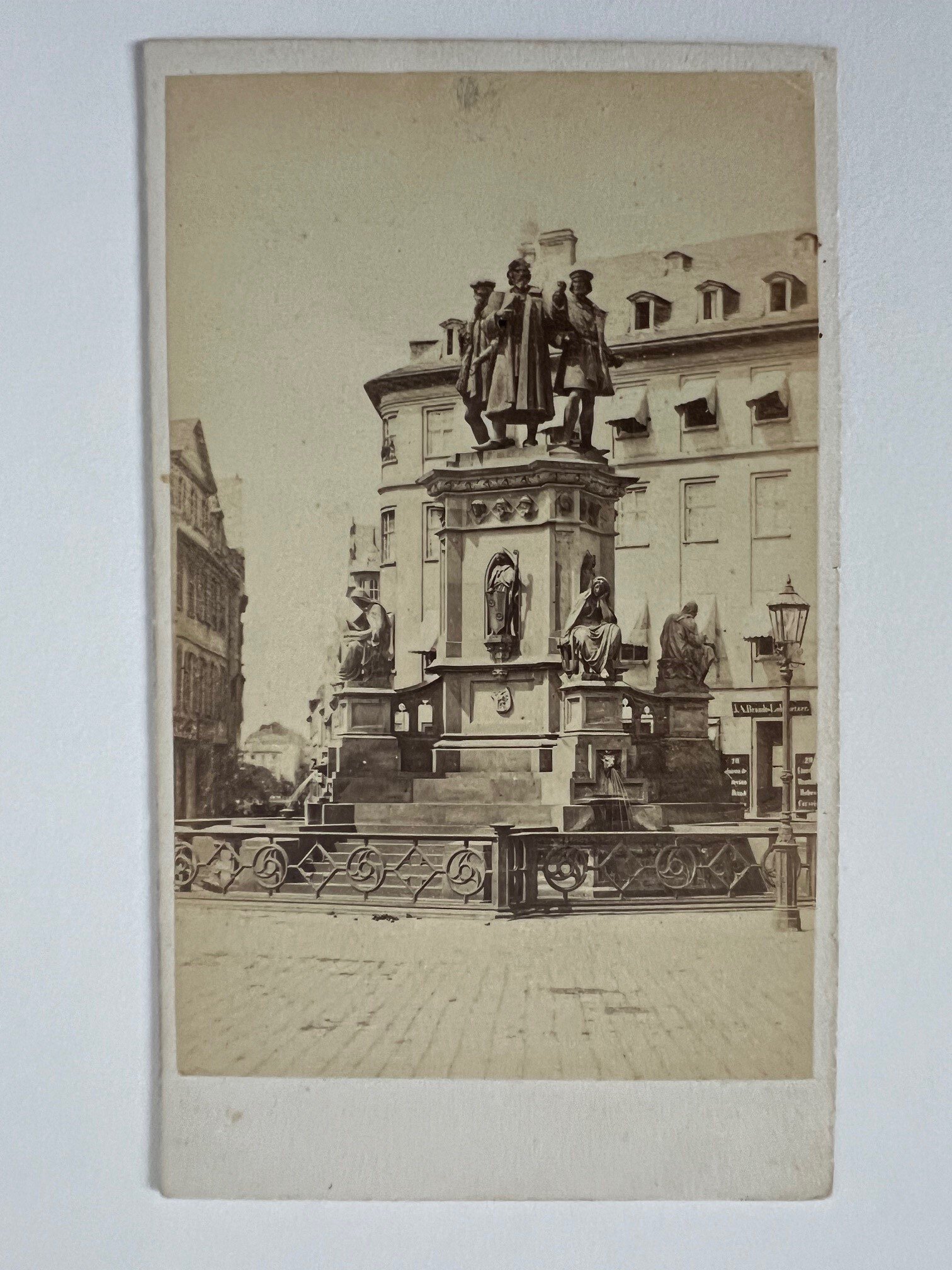 CdV, Theodor Creifelds, Frankfurt, Guttenberg-Denkmal, ca. 1870. (Taunus-Rhein-Main - Regionalgeschichtliche Sammlung Dr. Stefan Naas CC BY-NC-SA)