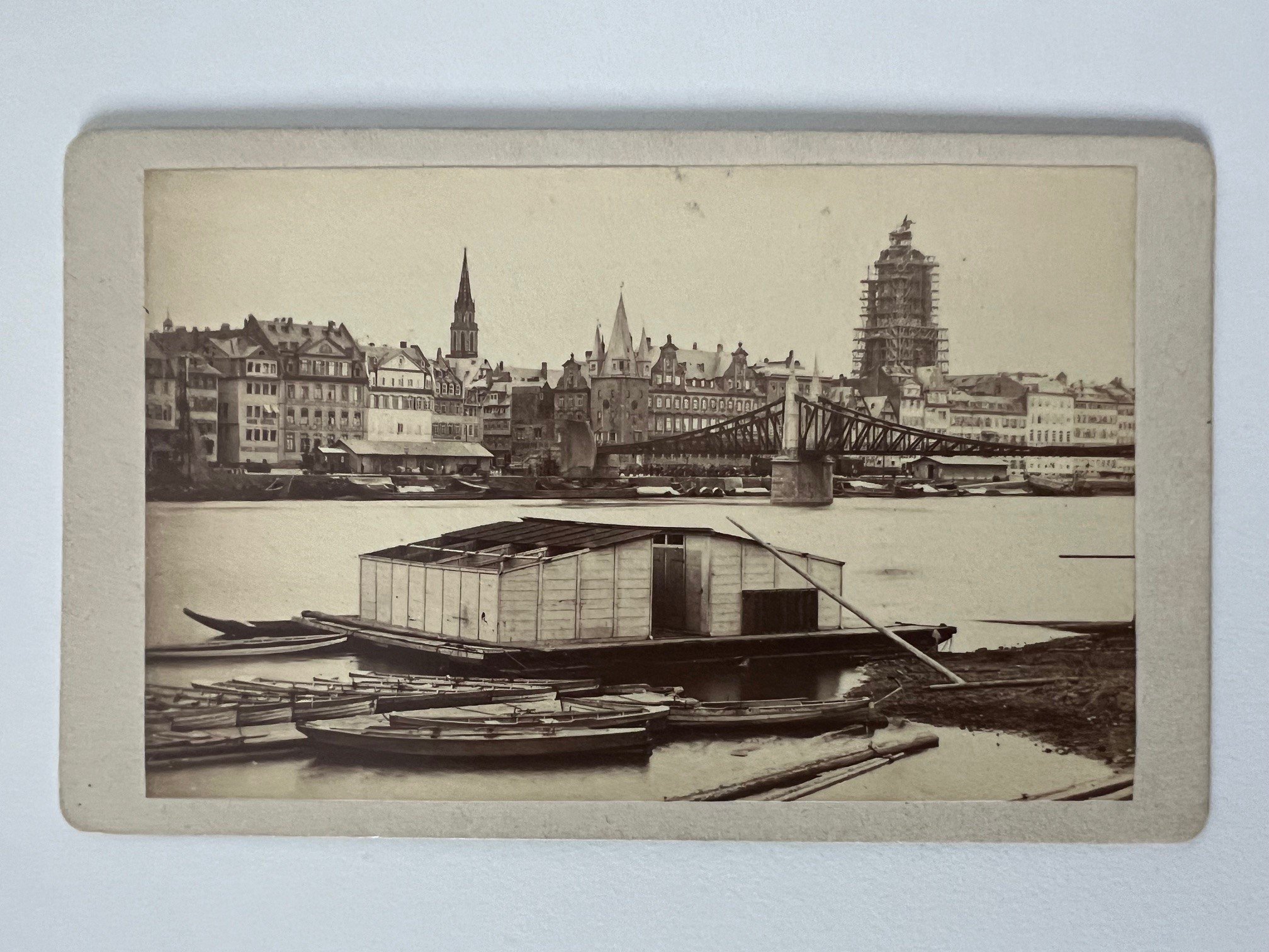 CdV, Theodor Creifelds, Frankfurt, Nr. 403, Panorama von Frankfurt mit Steg, ca. 1870. (Taunus-Rhein-Main - Regionalgeschichtliche Sammlung Dr. Stefan Naas CC BY-NC-SA)