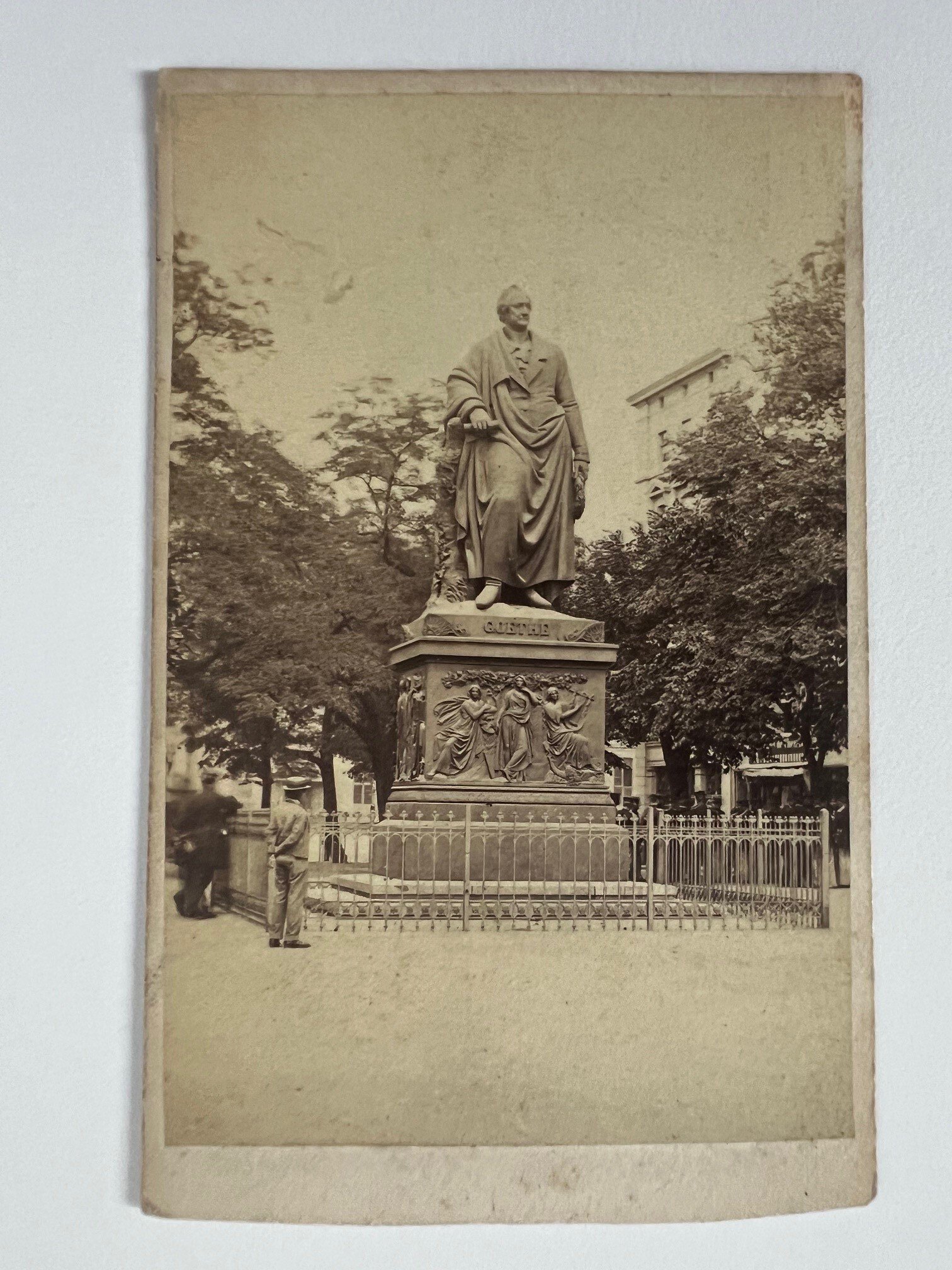 CdV, Theodor Creifelds, Frankfurt, Nr. 267, Göthe-Monument, ca. 1870. (Taunus-Rhein-Main - Regionalgeschichtliche Sammlung Dr. Stefan Naas CC BY-NC-SA)