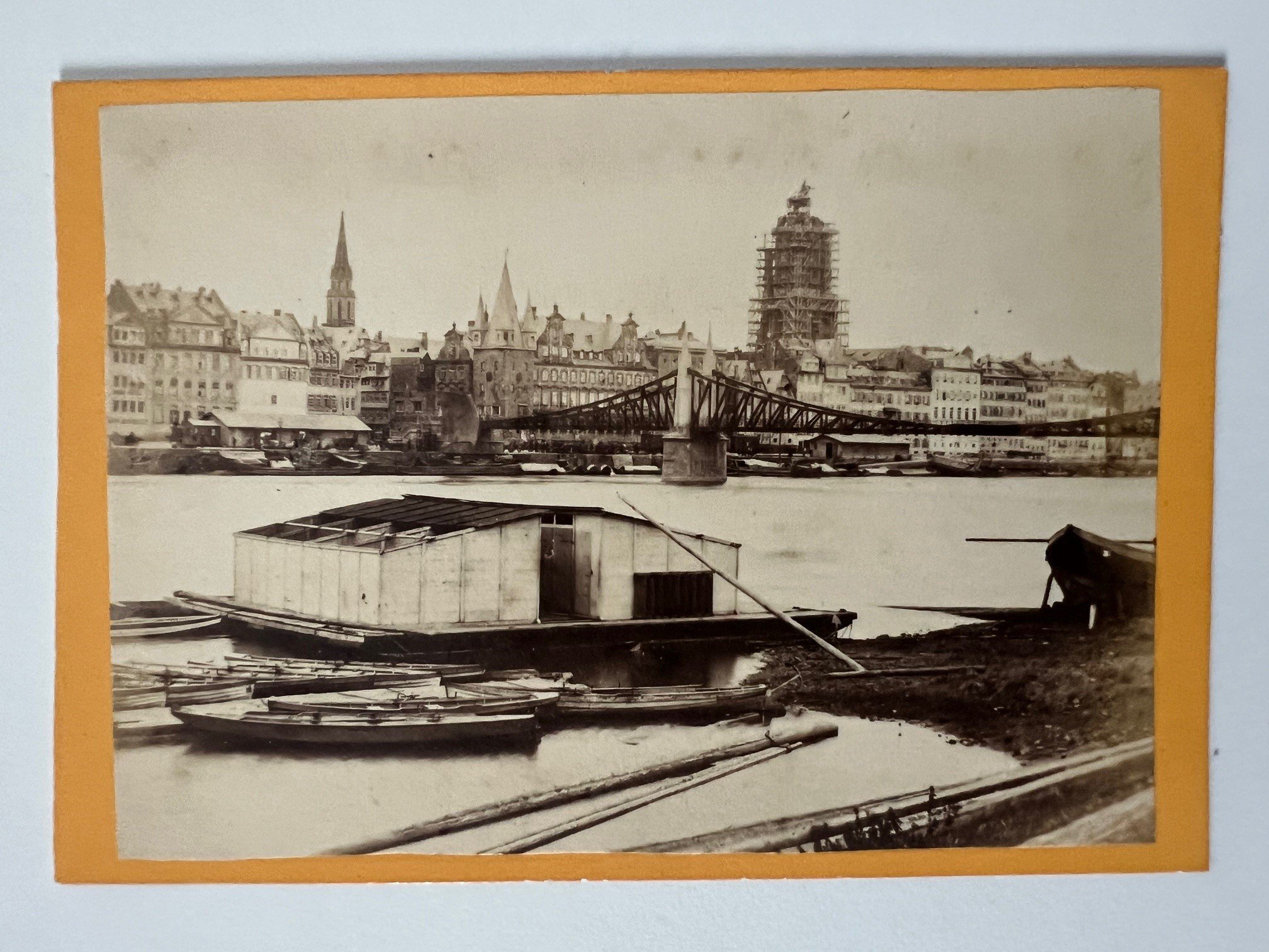 CdV, Theodor Creifelds, Frankfurt, Nr. 403, Panorama von Frankfurt mit Steg, ca. 1872. (Taunus-Rhein-Main - Regionalgeschichtliche Sammlung Dr. Stefan Naas CC BY-NC-SA)