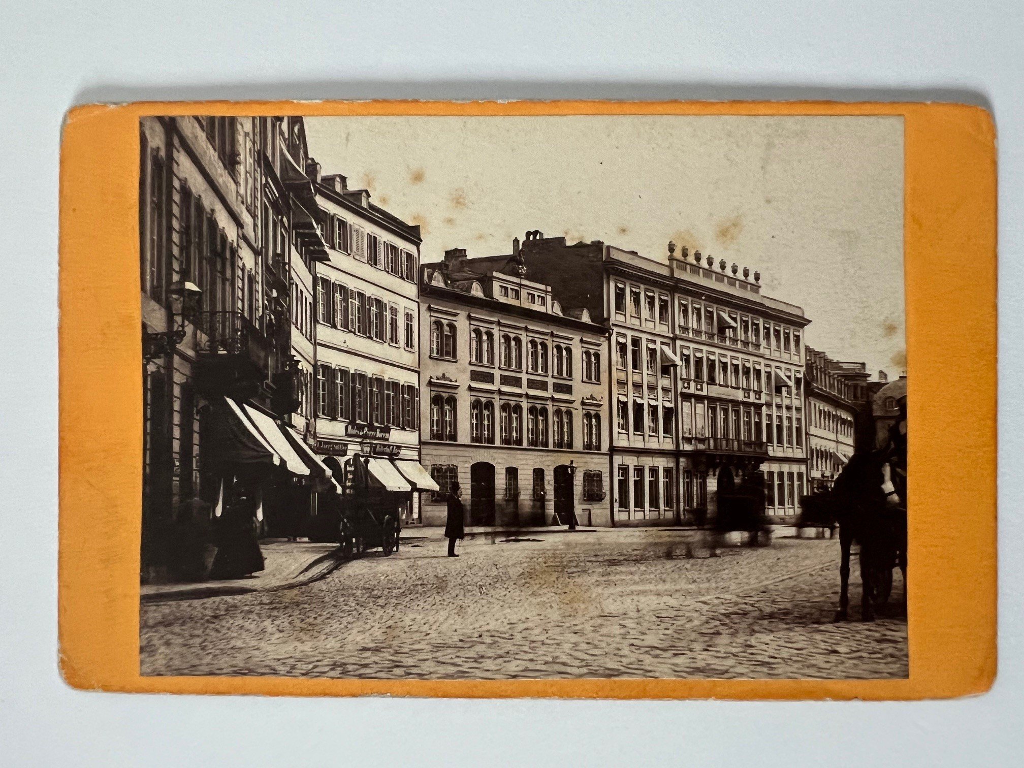 CdV, Theodor Creifelds, Frankfurt, Nr. 284, Englischer Hof, ca. 1872. (Taunus-Rhein-Main - Regionalgeschichtliche Sammlung Dr. Stefan Naas CC BY-NC-SA)