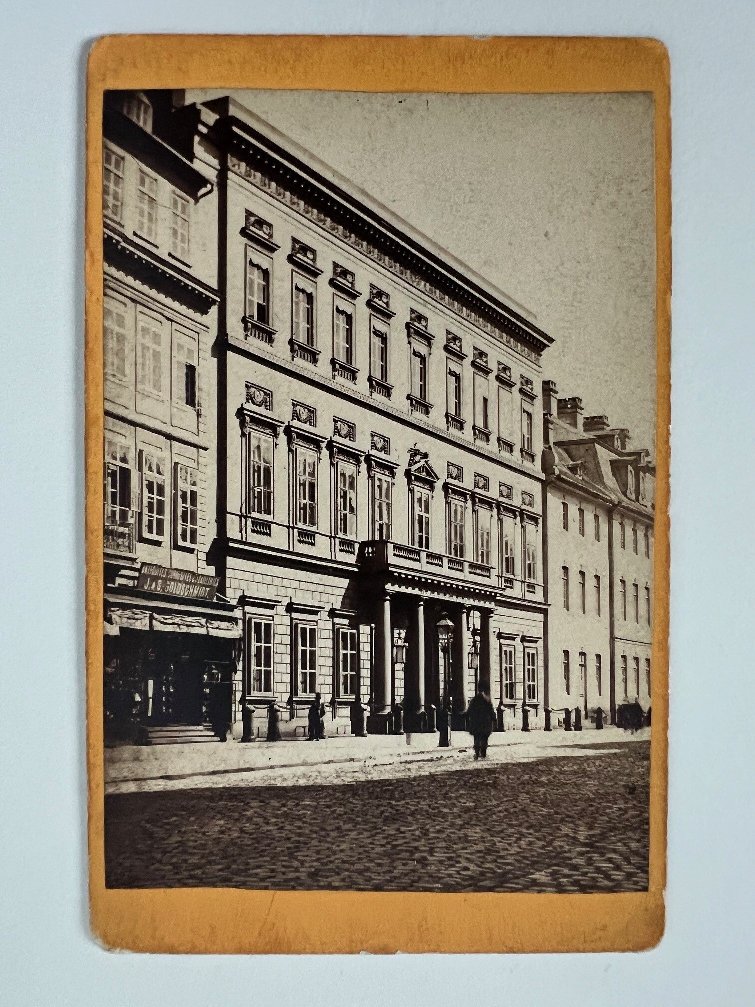CdV, Theodor Creifelds, Frankfurt, Nr. 283, Russischer Hof, ca. 1872. (Taunus-Rhein-Main - Regionalgeschichtliche Sammlung Dr. Stefan Naas CC BY-NC-SA)
