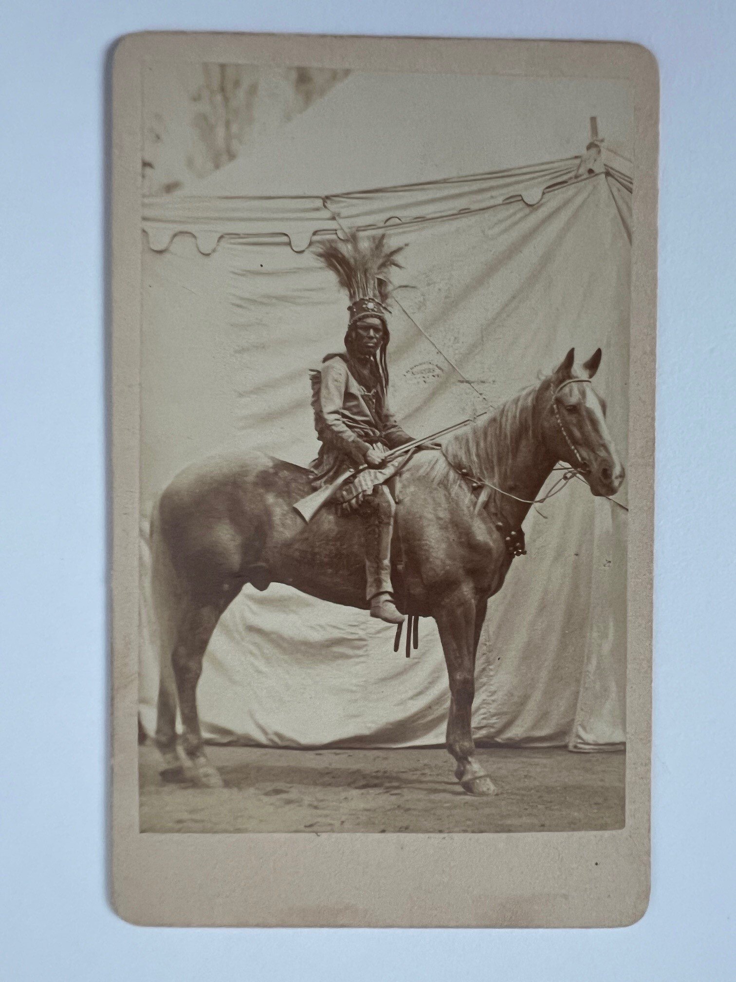CdV, J. Bamberger, Frankfurt, Indianer, 1879. (Taunus-Rhein-Main - Regionalgeschichtliche Sammlung Dr. Stefan Naas CC BY-NC-SA)