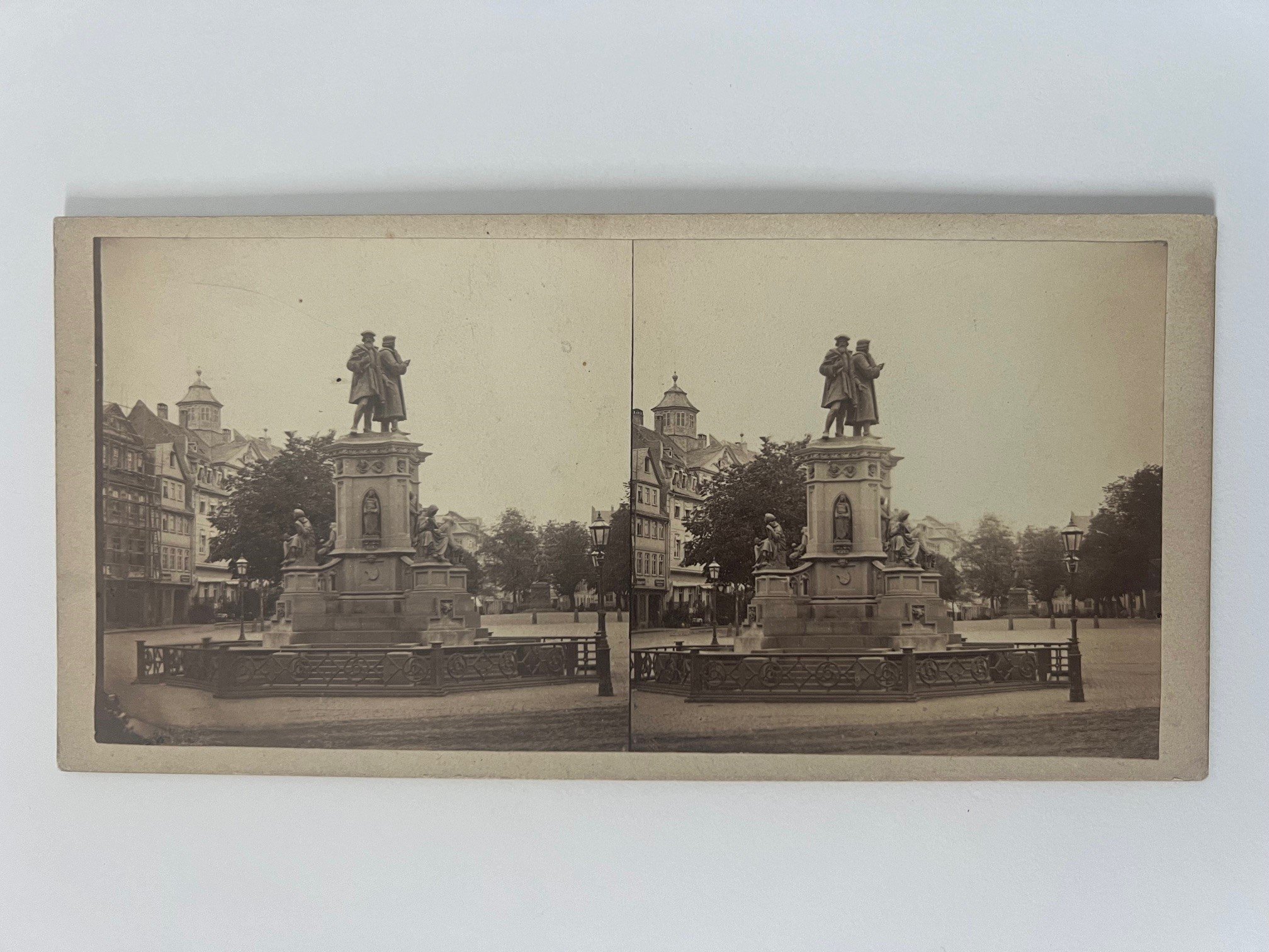 Stereobild, Unbekannter Fotograf, Frankfurt, Guttenberg-Denkmal, ca. 1870. (Taunus-Rhein-Main - Regionalgeschichtliche Sammlung Dr. Stefan Naas CC BY-NC-SA)