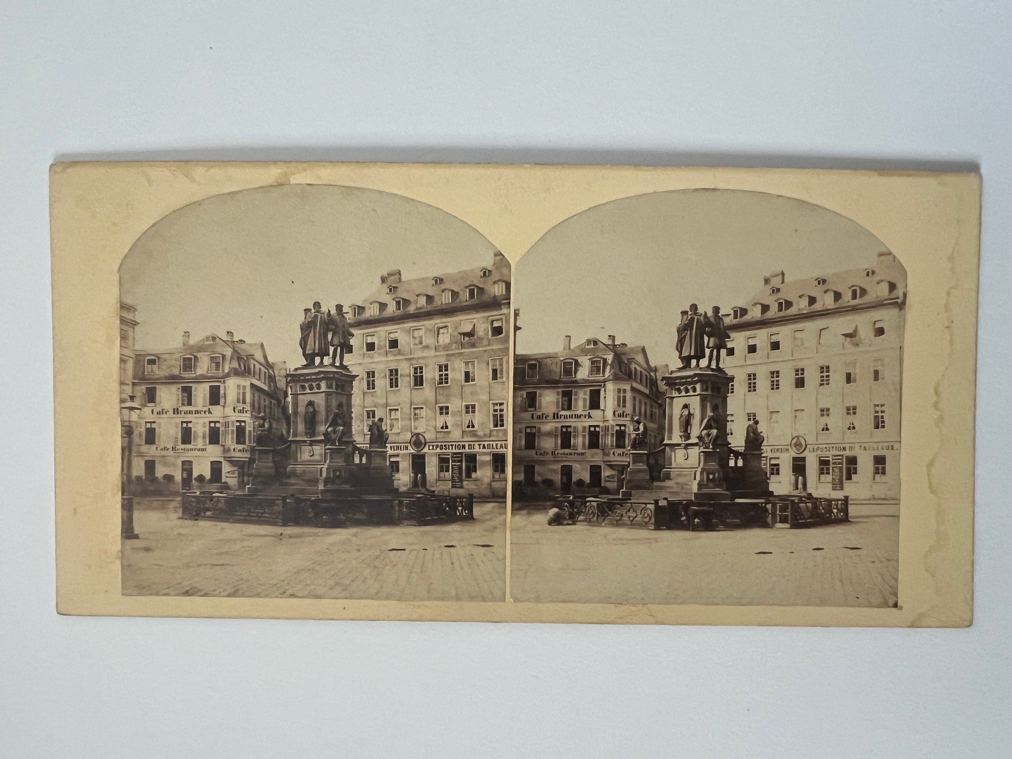 Stereobild, Unbekannter Fotograf, Frankfurt, Gutenberg-Denkmal, ca. 1864. (Taunus-Rhein-Main - Regionalgeschichtliche Sammlung Dr. Stefan Naas CC BY-NC-SA)