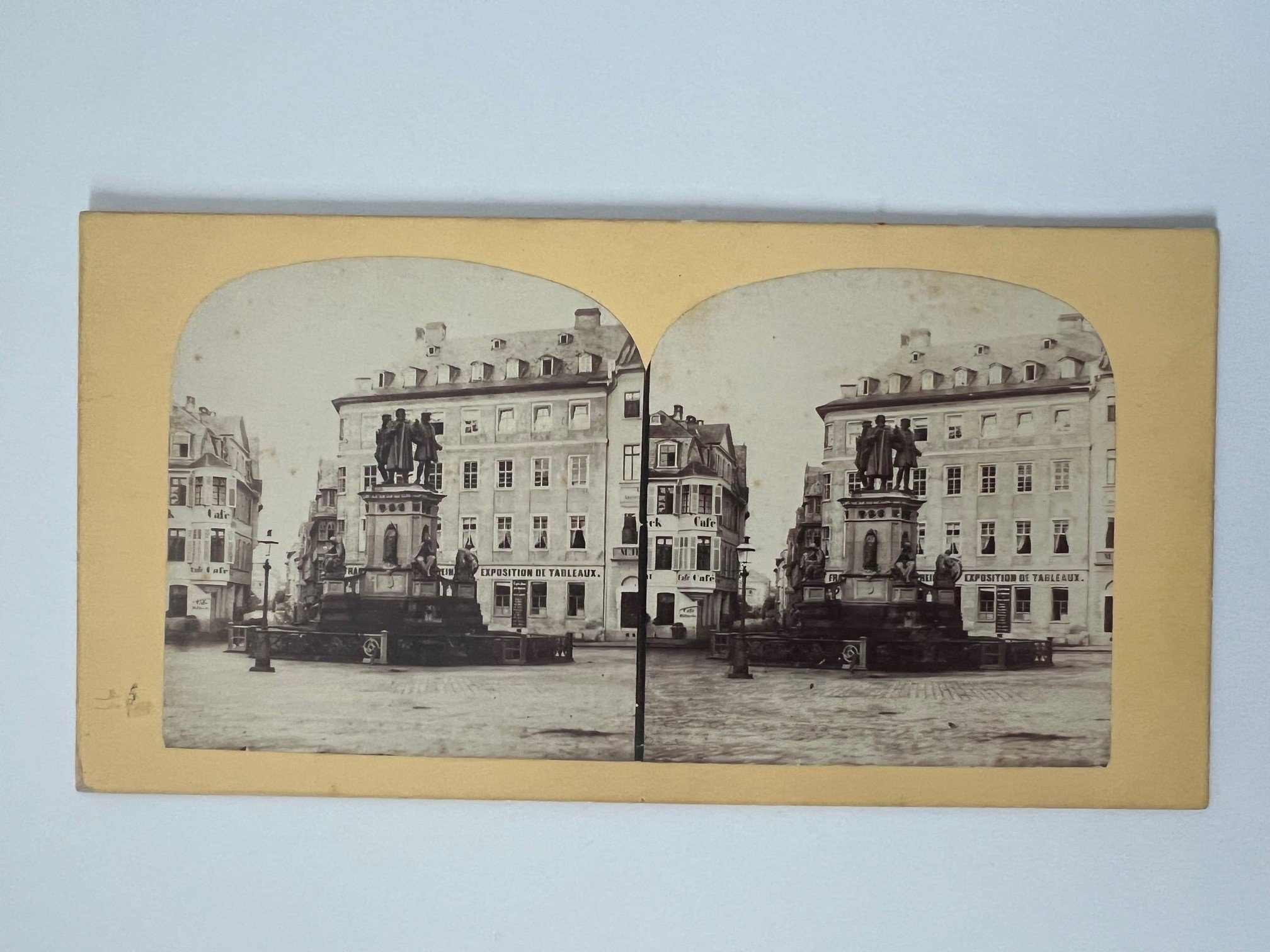 Stereobild, Unbekannter Fotograf, Frankfurt, Gutenberg-Denkmal, ca. 1865. (Taunus-Rhein-Main - Regionalgeschichtliche Sammlung Dr. Stefan Naas CC BY-NC-SA)