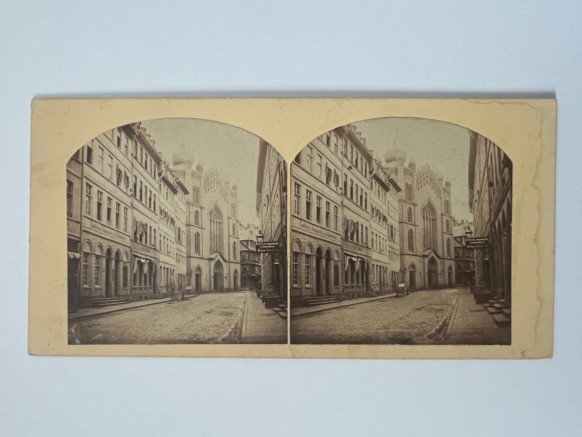 Stereobild, Unbekannter Fotograf, Frankfurt, Judengasse mit Synagoge, ca. 1865. (Taunus-Rhein-Main - Regionalgeschichtliche Sammlung Dr. Stefan Naas CC BY-NC-SA)