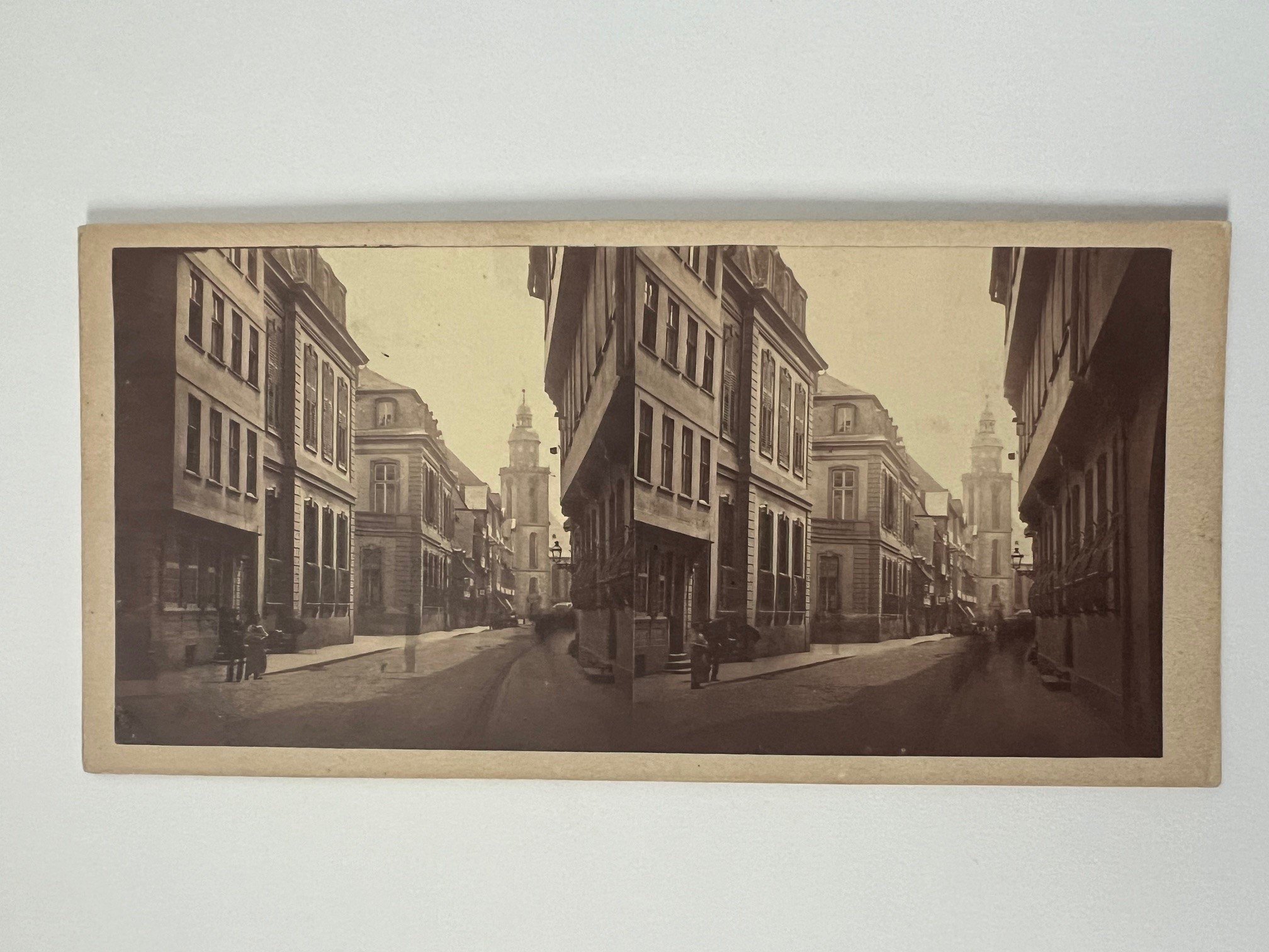 Stereobild, Unbekannter Fotograf, Frankfurt, Grosse Eschenheimer Strasse, ca. 1868. (Taunus-Rhein-Main - Regionalgeschichtliche Sammlung Dr. Stefan Naas CC BY-NC-SA)