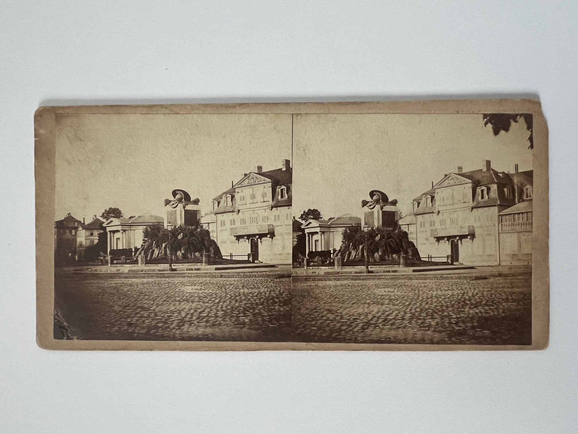 Stereobild, Unbekannter Fotograf, Frankfurt, Hessen-Denkmal, ca. 1864. (Taunus-Rhein-Main - Regionalgeschichtliche Sammlung Dr. Stefan Naas CC BY-NC-SA)