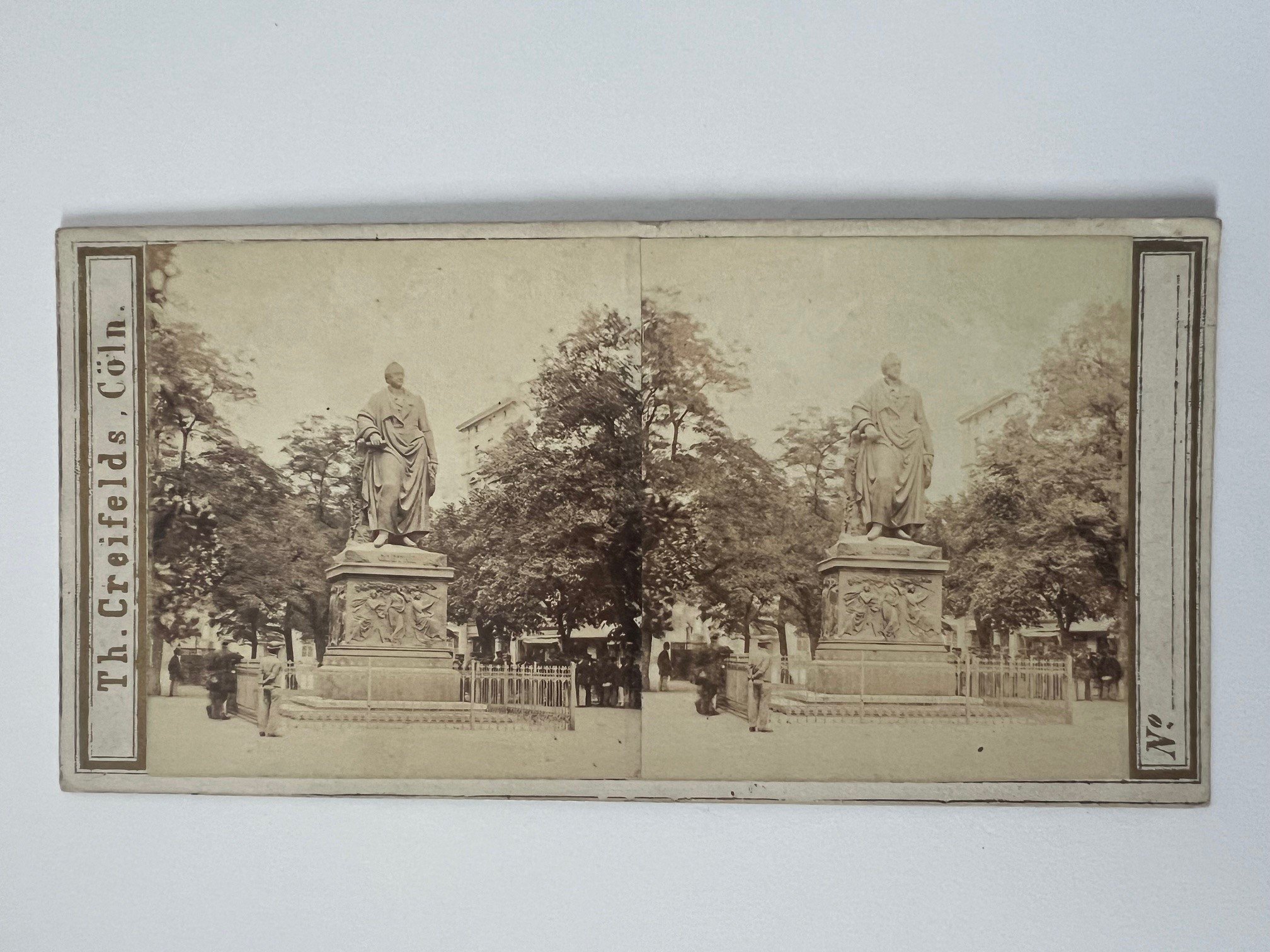 Stereobild, Theodor Creifelds, Frankfurt, Nr. 267, Göthe-Monument, ca. 1870. (Taunus-Rhein-Main - Regionalgeschichtliche Sammlung Dr. Stefan Naas CC BY-NC-SA)