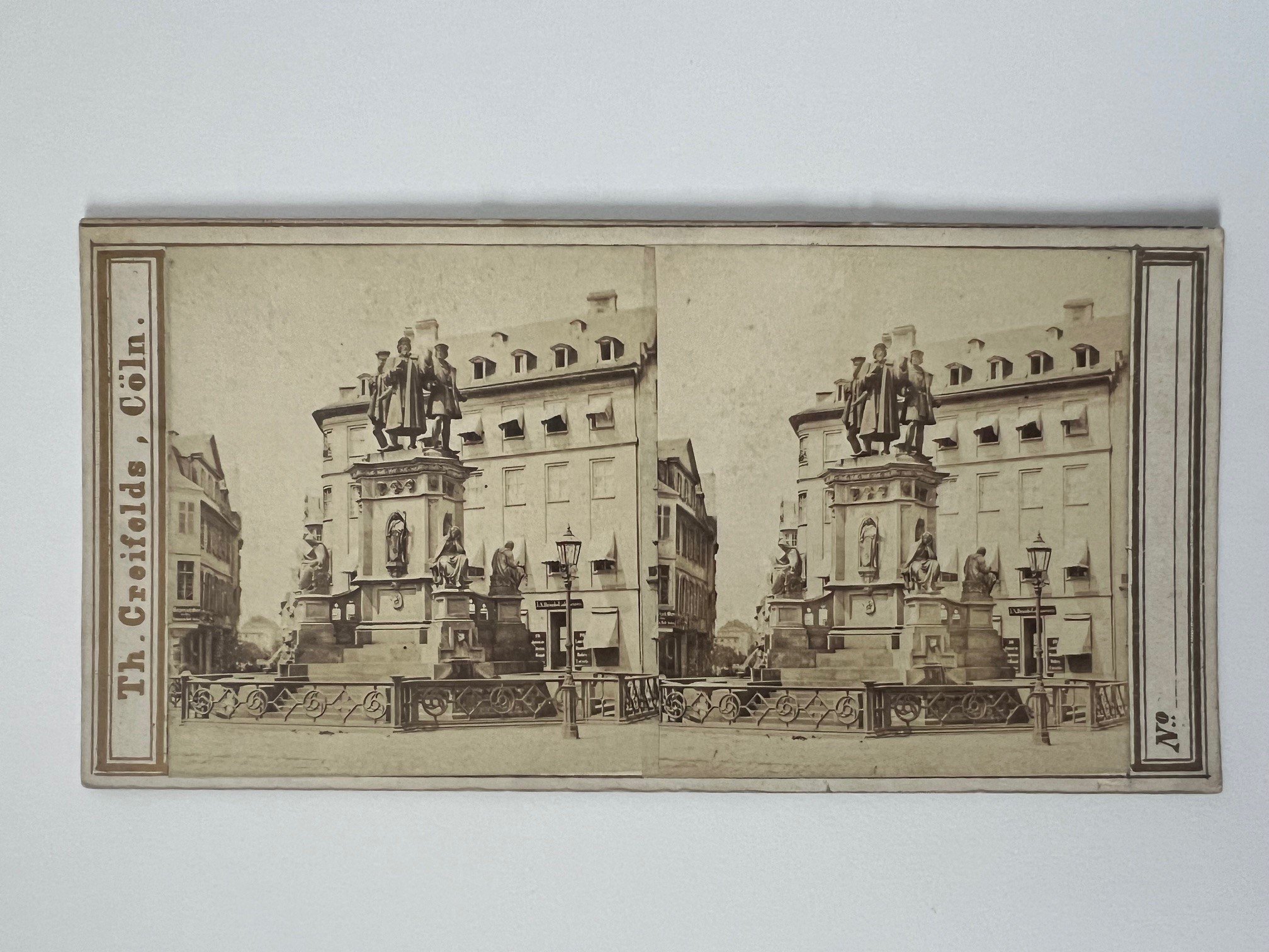 Stereobild, Theodor Creifelds, Frankfurt, Nr. 268, Guttenberg-Monument, ca. 1870. (Taunus-Rhein-Main - Regionalgeschichtliche Sammlung Dr. Stefan Naas CC BY-NC-SA)
