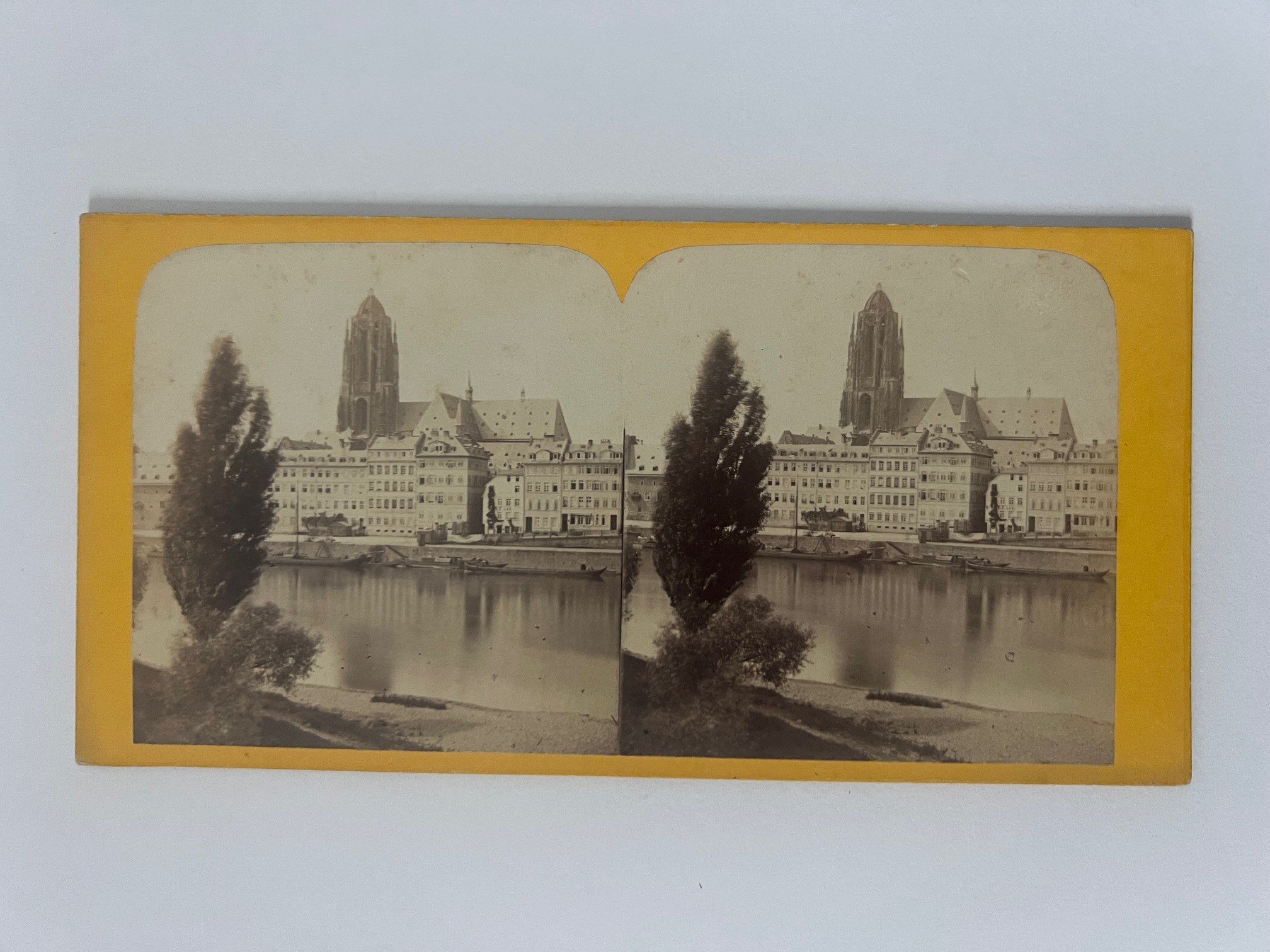 Stereobild, Unbekannter Fotograf, Frankfurt, Main-Panorama mit Dom, ca. 1867. (Taunus-Rhein-Main - Regionalgeschichtliche Sammlung Dr. Stefan Naas CC BY-NC-SA)