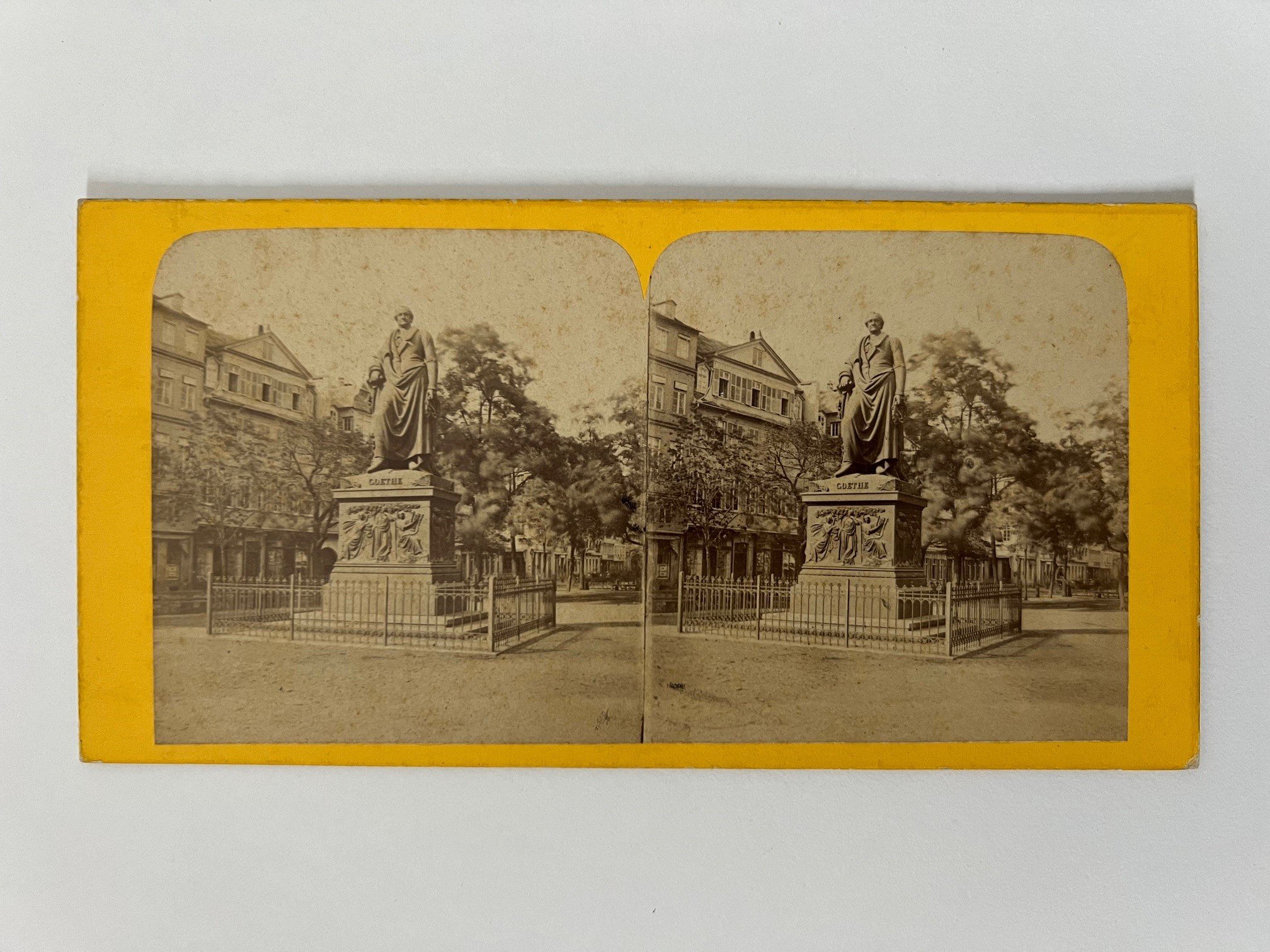 Stereobild, Unbekannter Fotograf, Frankfurt, Goethe-Denkmal, ca. 1863. (Taunus-Rhein-Main - Regionalgeschichtliche Sammlung Dr. Stefan Naas CC BY-NC-SA)