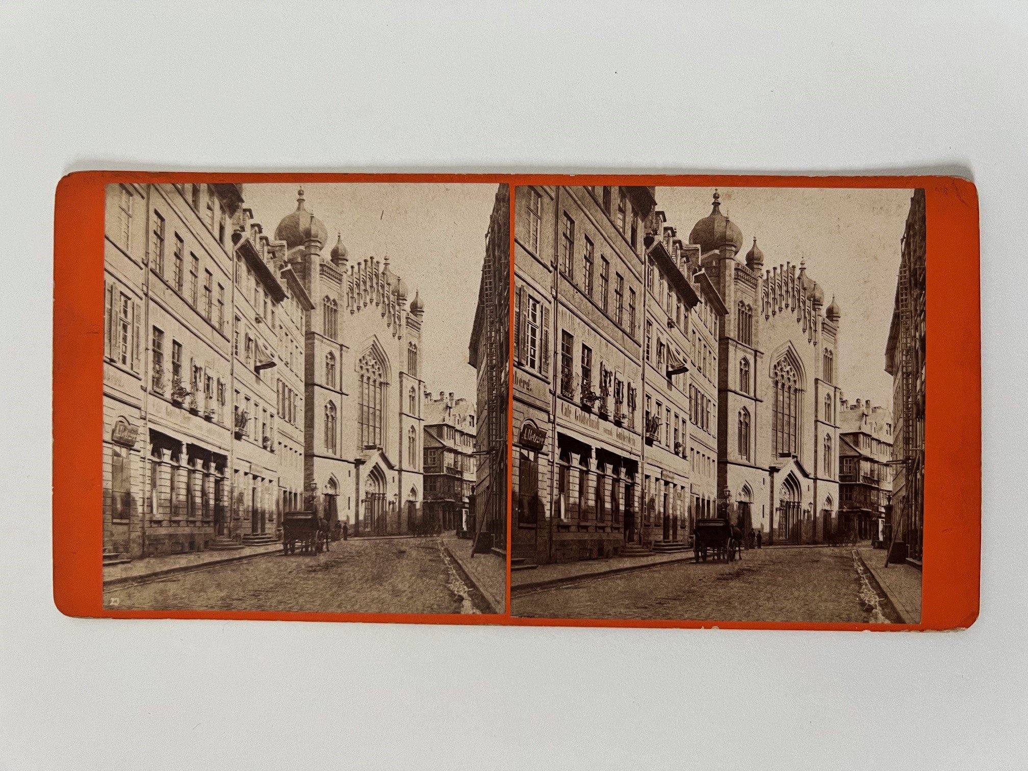 Stereobild, Frantisek Fridrich, Nr. 23, Judengasse mit Synagoge, ca. 1870. (Taunus-Rhein-Main - Regionalgeschichtliche Sammlung Dr. Stefan Naas CC BY-NC-SA)