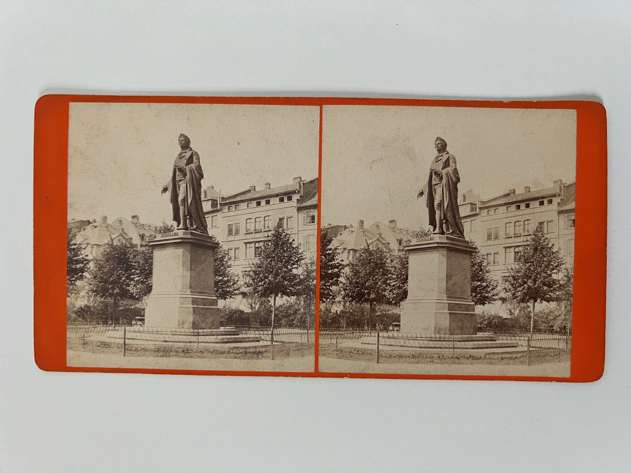 Stereobild, Frantisek Fridrich, Nr. 1, Schillerdenkmal, ca. 1870. (Taunus-Rhein-Main - Regionalgeschichtliche Sammlung Dr. Stefan Naas CC BY-NC-SA)