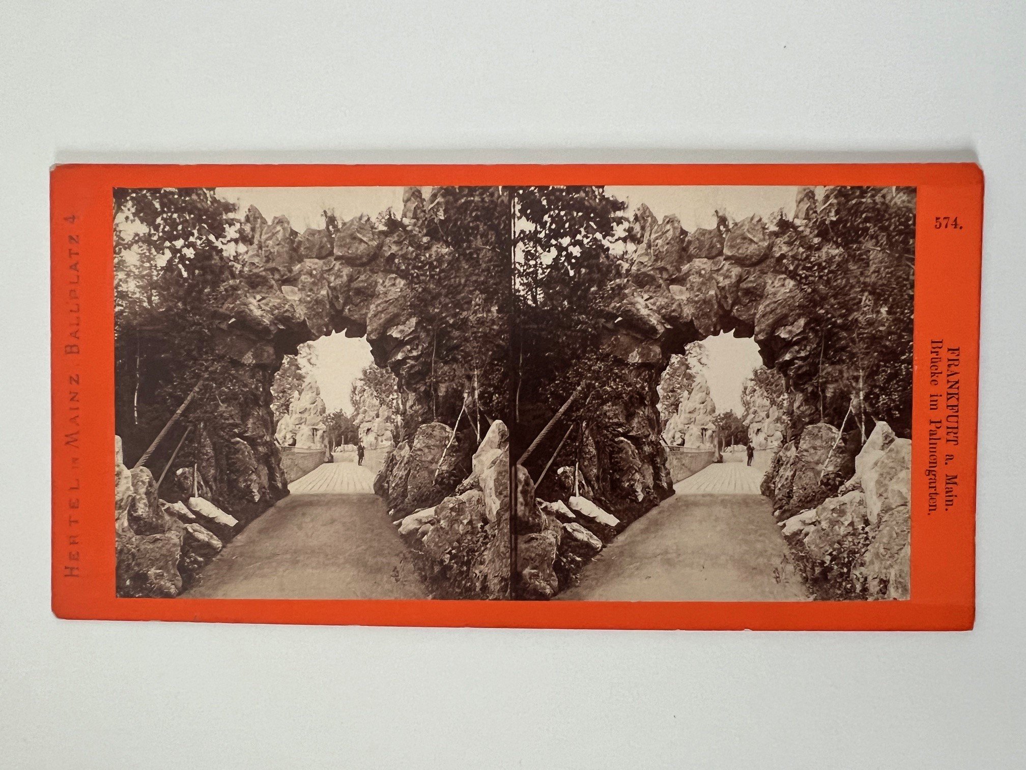 Stereobild, Carl Hertel, Frankfurt, Nr. 574, Brücke im Palmengarten, ca. 1880. (Taunus-Rhein-Main - Regionalgeschichtliche Sammlung Dr. Stefan Naas CC BY-NC-SA)
