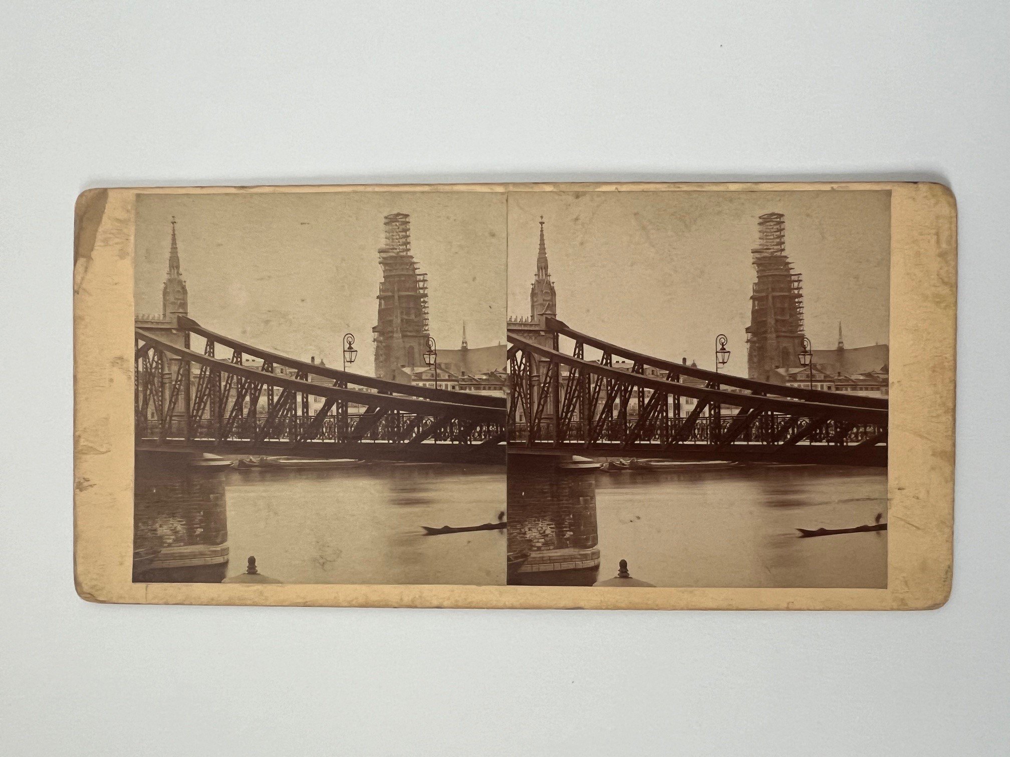 Stereobild, Unbekannter Fotograf, Frankfurt, Der Eiserne Steg, ca. 1878. (Taunus-Rhein-Main - Regionalgeschichtliche Sammlung Dr. Stefan Naas CC BY-NC-SA)