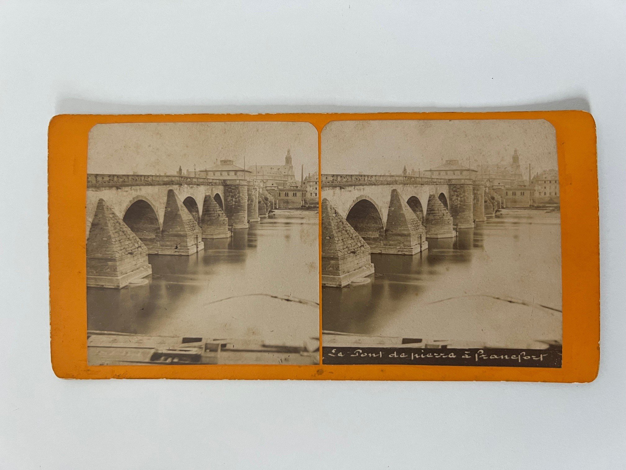 Stereobild, Unbekannter Fotograf, Frankfurt, Alte Brücke, ca. 1876. (Taunus-Rhein-Main - Regionalgeschichtliche Sammlung Dr. Stefan Naas CC BY-NC-SA)