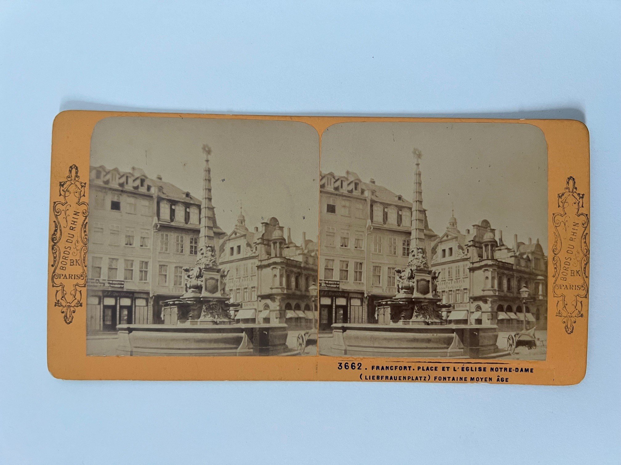 Stereobild, Unbekannter Fotograf (B. K.), Frankfurt, Place et léglise Notre-Dame, ca. 1875. (Taunus-Rhein-Main - Regionalgeschichtliche Sammlung Dr. Stefan Naas CC BY-NC-SA)