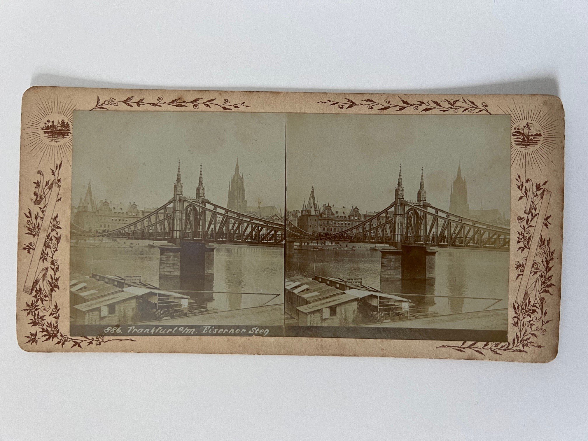 Stereobild, Unbekannter Fotograf, Frankfurt, Eiserner Steg, ca. 1905. (Taunus-Rhein-Main - Regionalgeschichtliche Sammlung Dr. Stefan Naas CC BY-NC-SA)