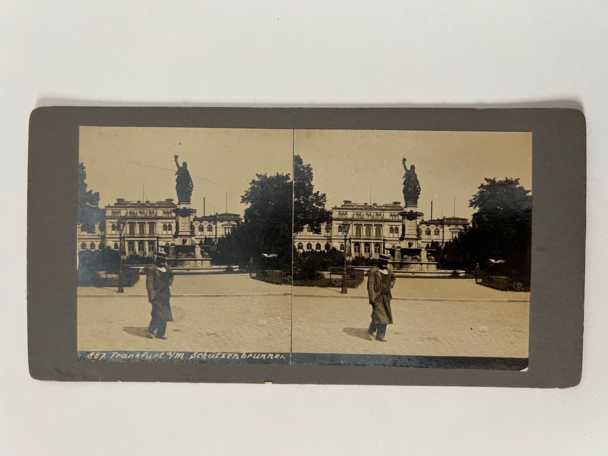 Stereobild, Unbekannter Fotograf, Frankfurt, Schützenbrunnen, ca. 1910. (Taunus-Rhein-Main - Regionalgeschichtliche Sammlung Dr. Stefan Naas CC BY-NC-SA)