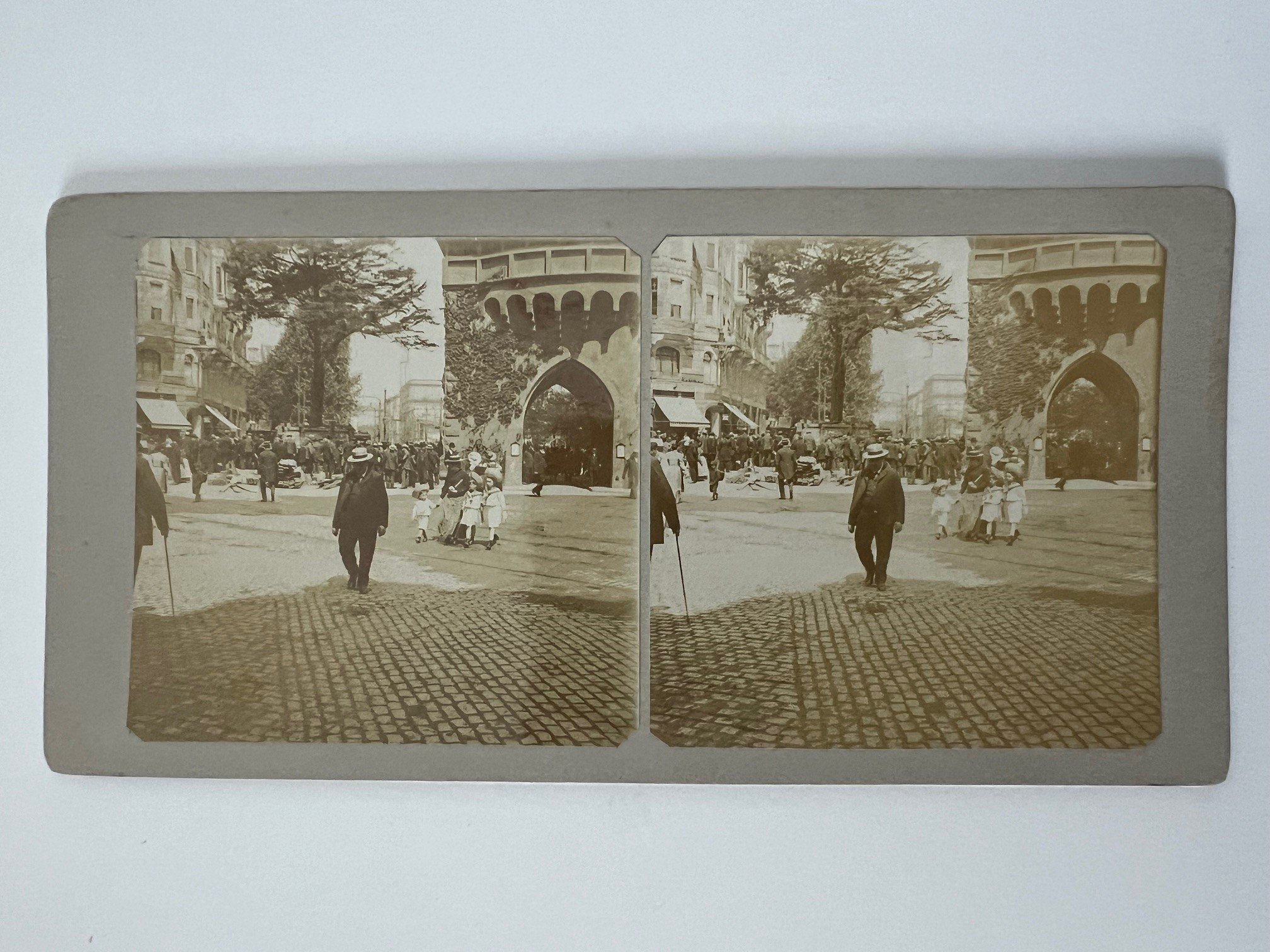 Stereobild, Unbekannter Fotograf, Frankfurt, Transport des Eibenbaumes, datiert 25. Mai 1907. (Taunus-Rhein-Main - Regionalgeschichtliche Sammlung Dr. Stefan Naas CC BY-NC-SA)
