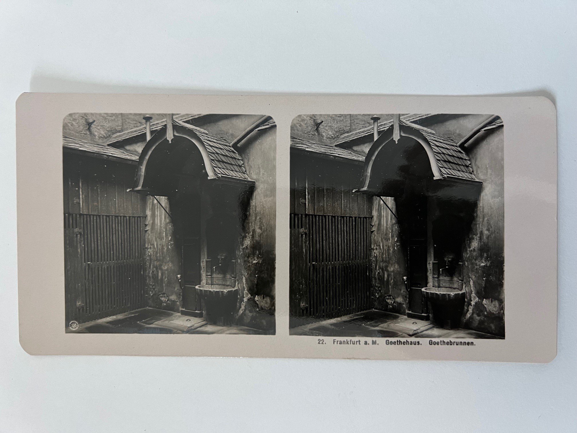 Stereobild, Unbekannter Fotograf, Frankfurt, Nr. 22, Goethehaus, Goethebrunnen, ca. 1906. (Taunus-Rhein-Main - Regionalgeschichtliche Sammlung Dr. Stefan Naas CC BY-NC-SA)