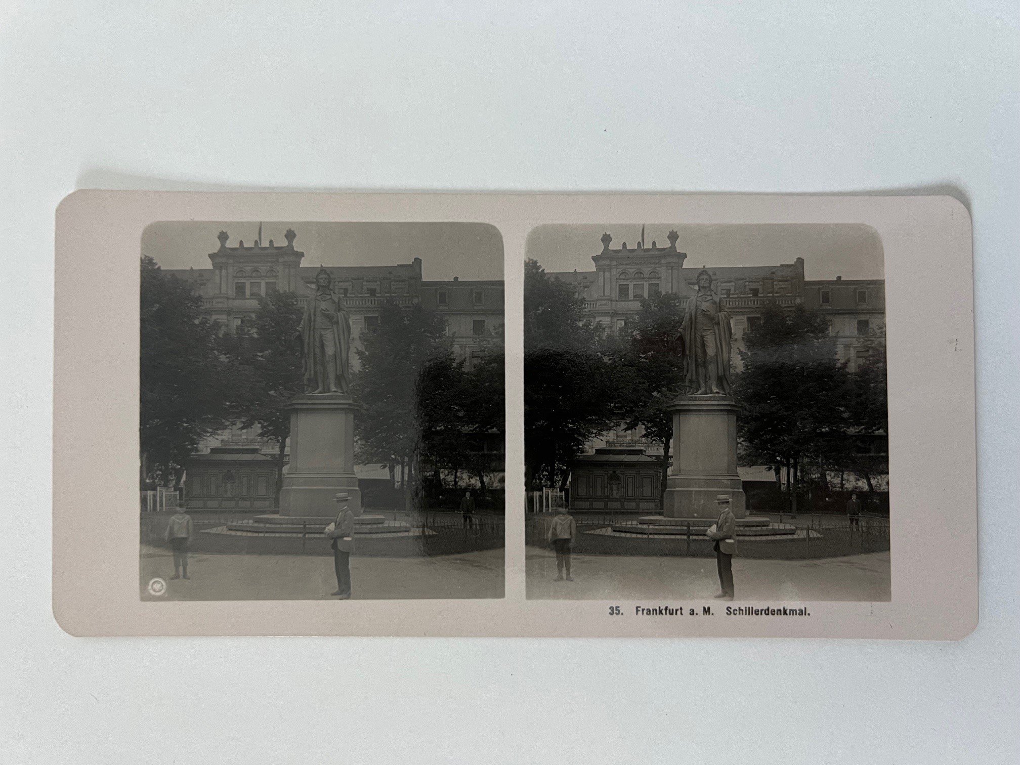 Stereobild, Unbekannter Fotograf, Frankfurt, Nr. 35 , Schillerdenkmal, ca. 1906. (Taunus-Rhein-Main - Regionalgeschichtliche Sammlung Dr. Stefan Naas CC BY-NC-SA)