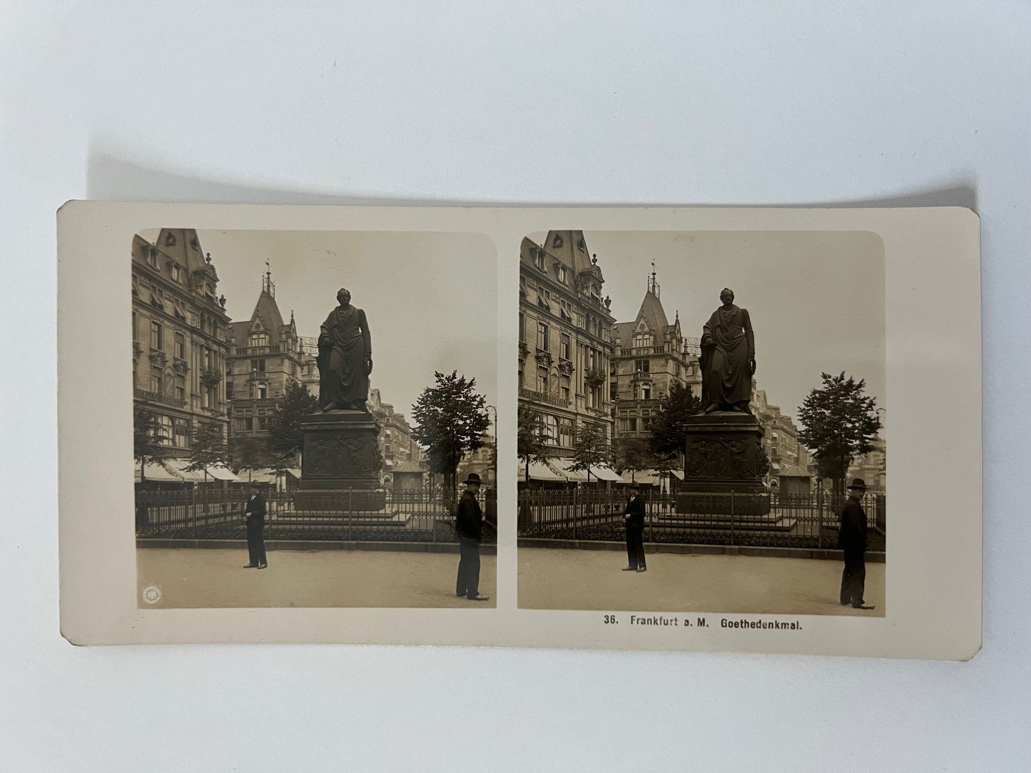 Stereobild, Unbekannter Fotograf, Frankfurt, Nr. 36, Goethedenkmal, ca. 1906. (Taunus-Rhein-Main - Regionalgeschichtliche Sammlung Dr. Stefan Naas CC BY-NC-SA)