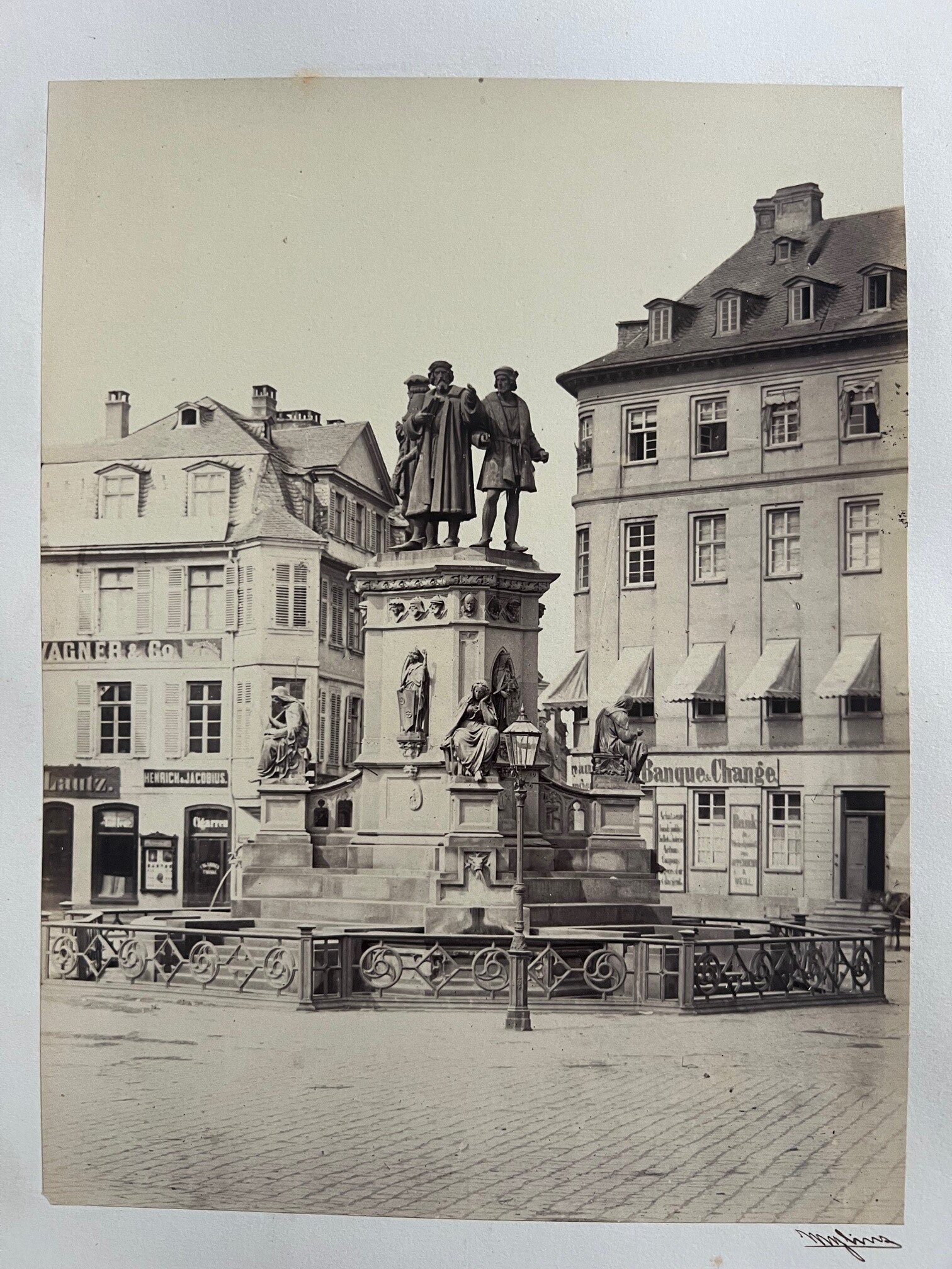 Carl Friedrich Mylius, Frankfurt, Das Gutenberg-Denkmal auf dem Roßmarkt, ca. 1865. (Taunus-Rhein-Main - Regionalgeschichtliche Sammlung Dr. Stefan Naas CC BY-NC-SA)