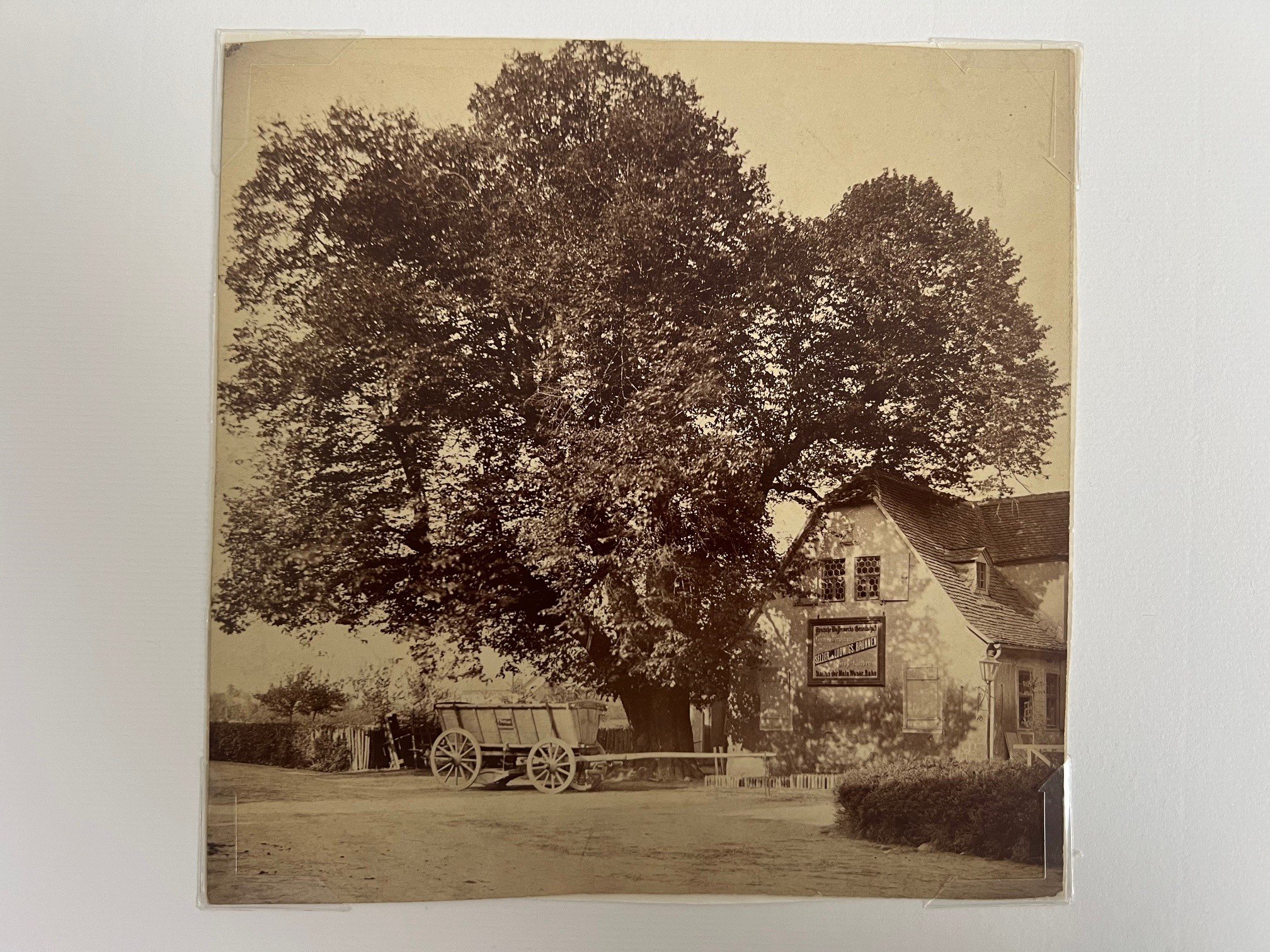 Unbekannter Fotograf, Niederlassung der Firma Seltzer-Brunnen in Karben, ca. 1870. (Taunus-Rhein-Main - Regionalgeschichtliche Sammlung Dr. Stefan Naas CC BY-NC-SA)
