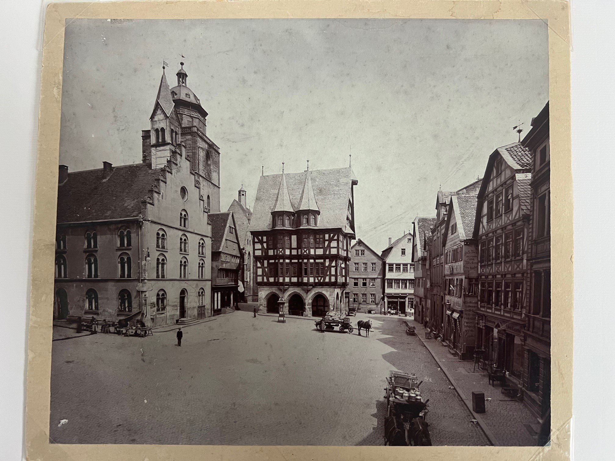 Unbekannter Fotograf, Der Marktplatz in Alsfeld, ca. 1870. (Taunus-Rhein-Main - Regionalgeschichtliche Sammlung Dr. Stefan Naas CC BY-NC-SA)