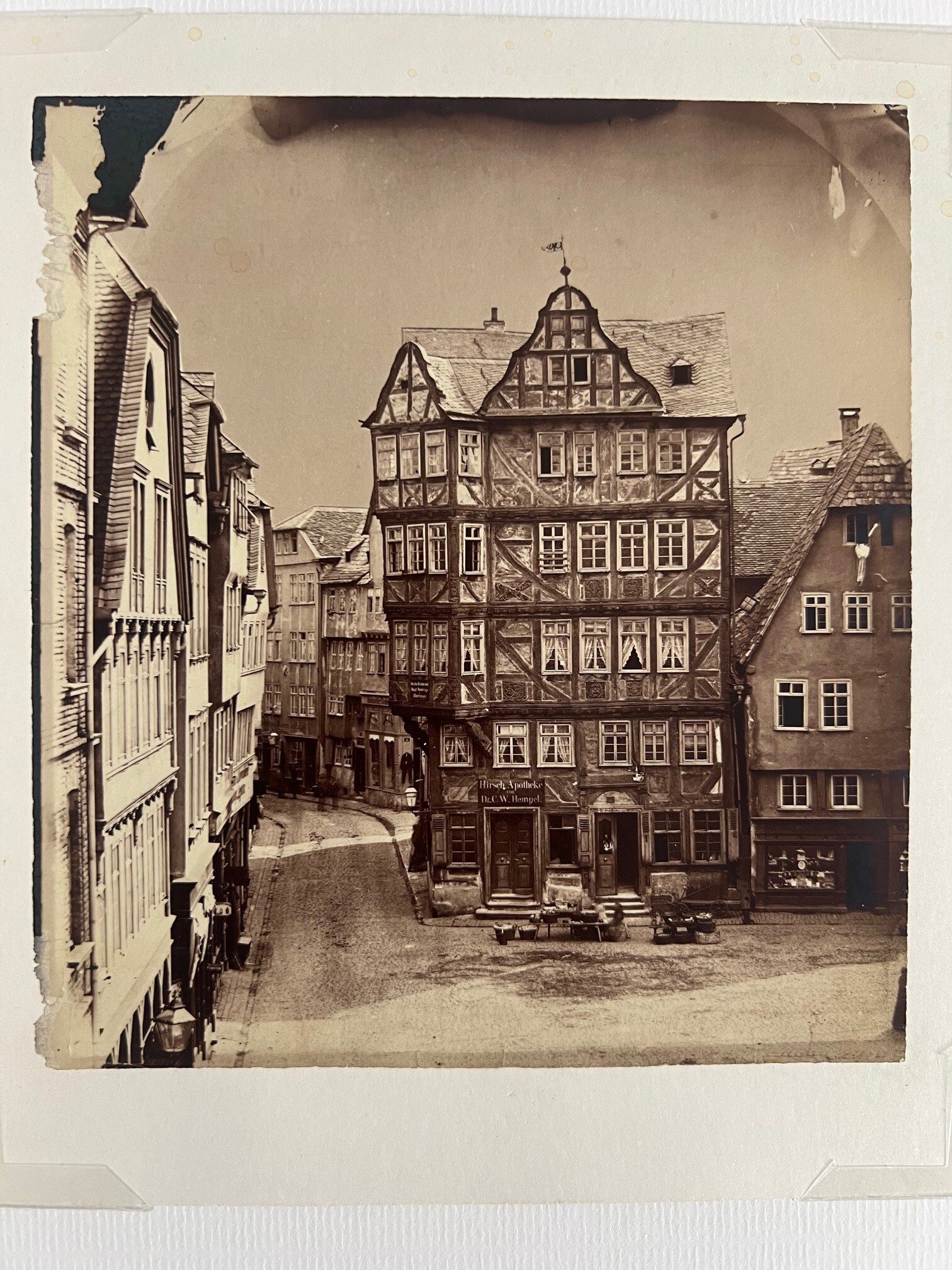 Unbekannter Fotograf, Der Marktplatz in Gießen, ca. 1870. (Taunus-Rhein-Main - Regionalgeschichtliche Sammlung Dr. Stefan Naas CC BY-NC-SA)