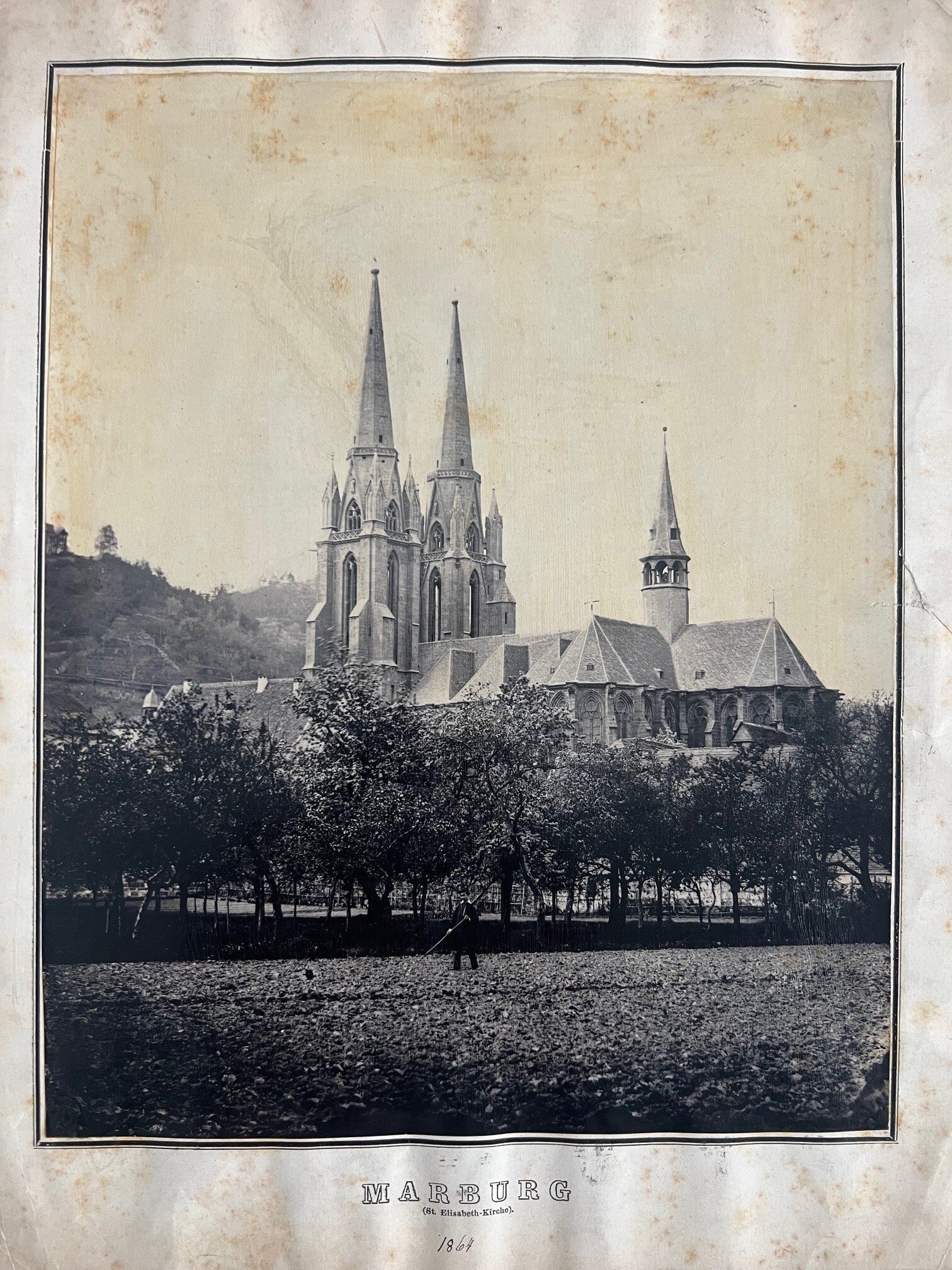 Unbekannter Fotograf, Die St. Elisabeth-Kirche in Marburg, ca. 1870. (Taunus-Rhein-Main - Regionalgeschichtliche Sammlung Dr. Stefan Naas CC BY-NC-SA)