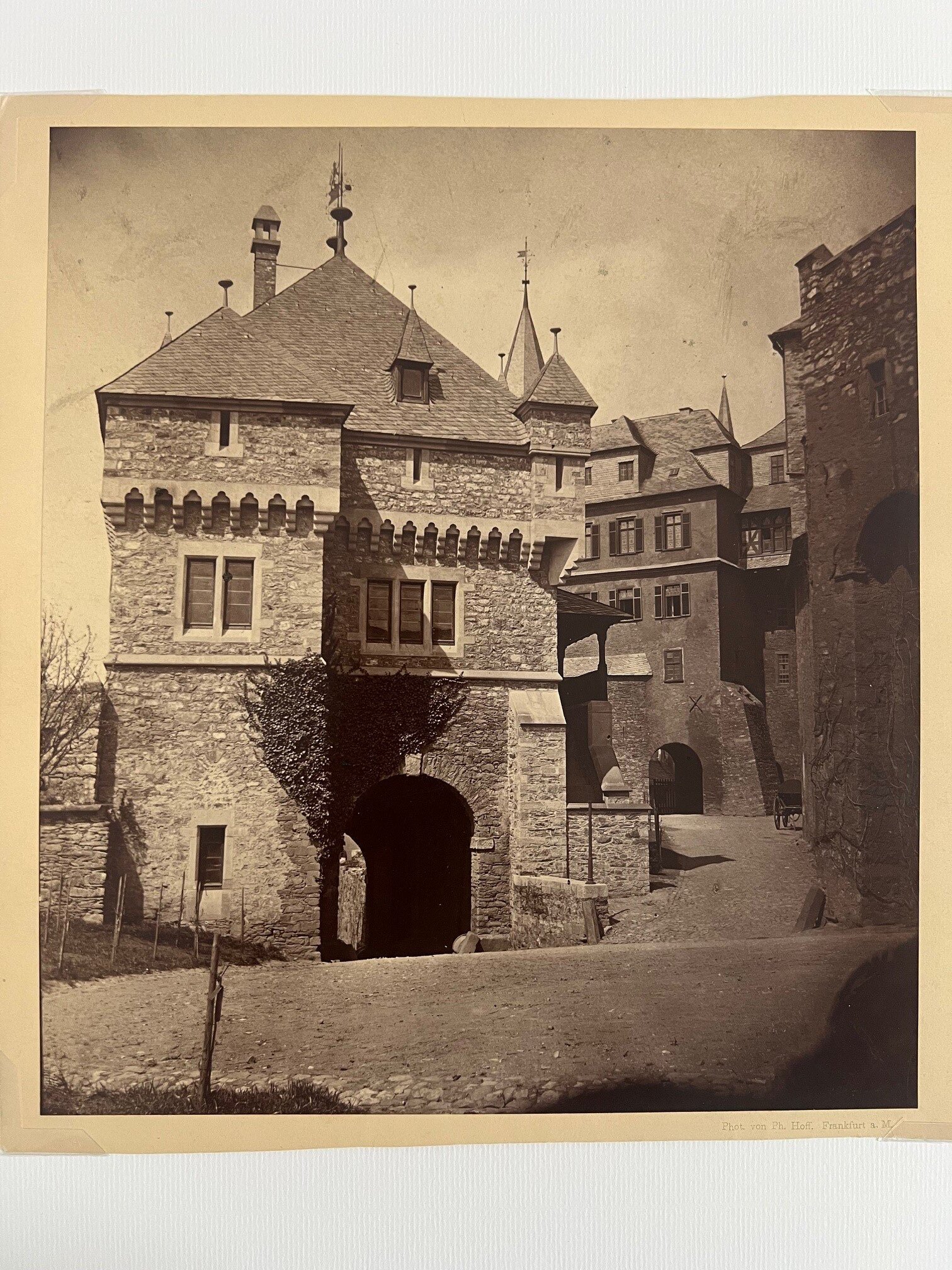 Philipp Hoff, Das Eingangstor zur Burg Braunfels, ca. 1880. (Taunus-Rhein-Main - Regionalgeschichtliche Sammlung Dr. Stefan Naas CC BY-NC-SA)