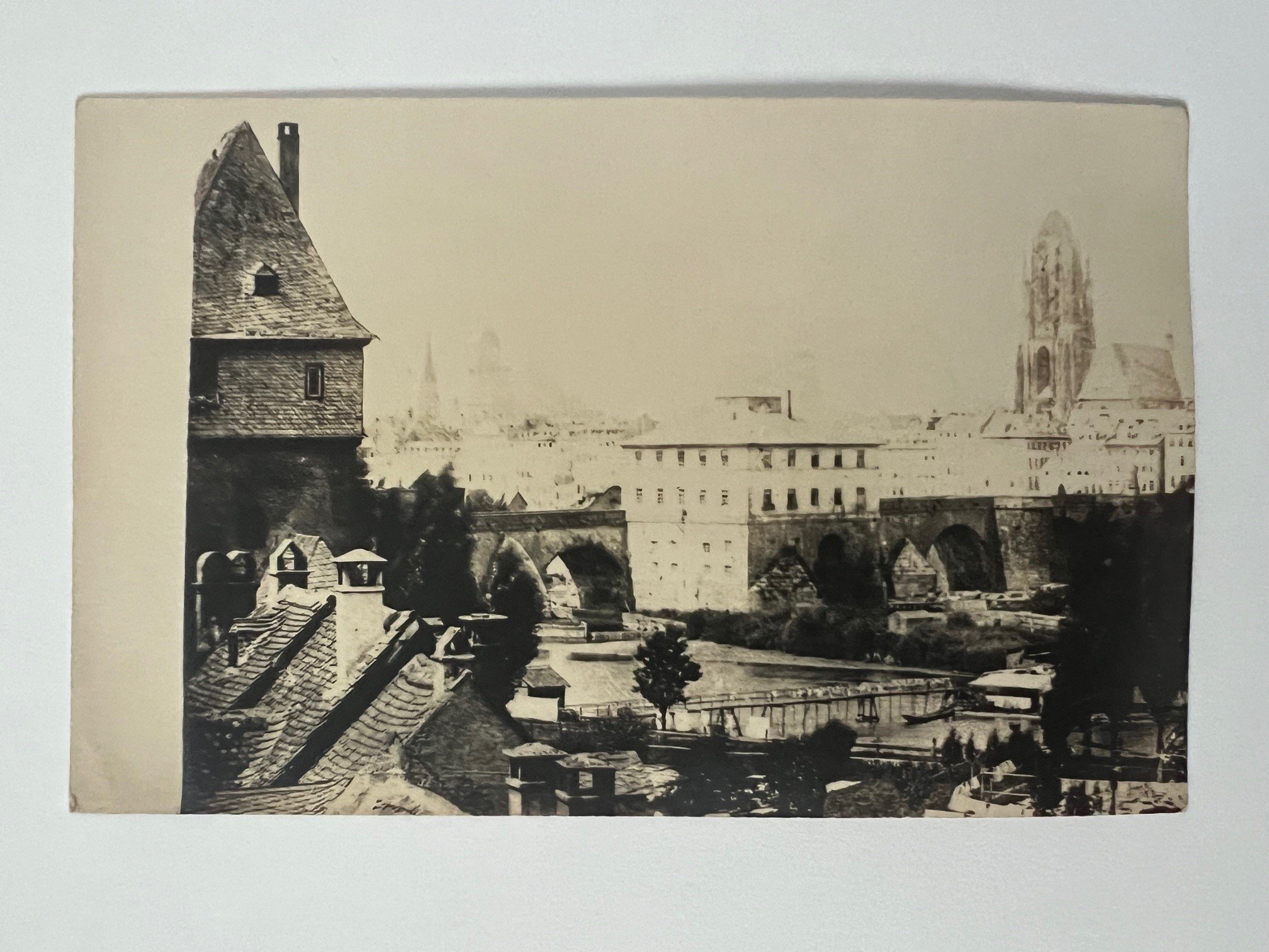 Gottfried Vömel, Frankfurt, Alte Brücke, Abzug von einer alten Platte von ca. 1860, ca. 1905. (Taunus-Rhein-Main - Regionalgeschichtliche Sammlung Dr. Stefan Naas CC BY-NC-SA)