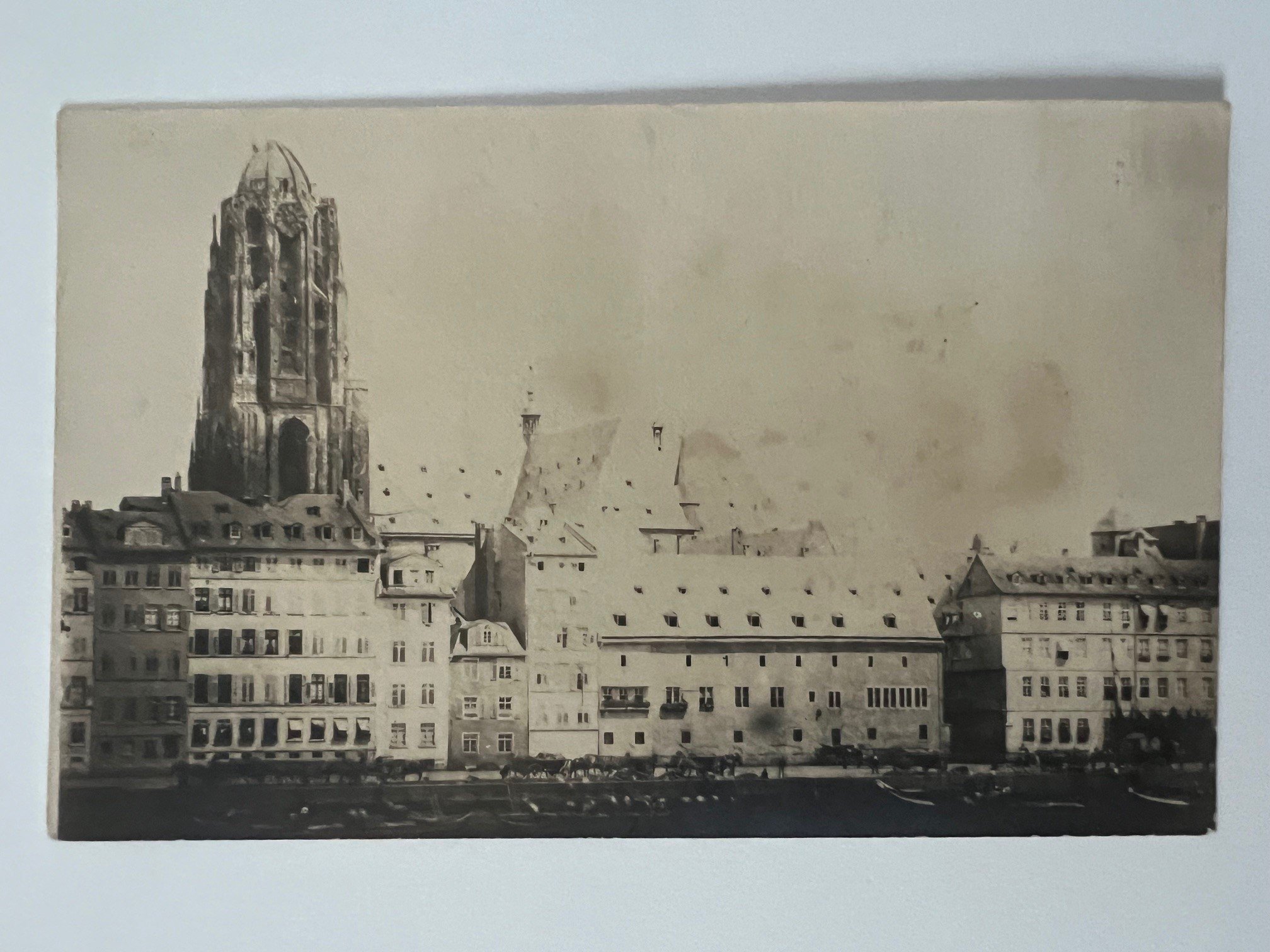 Gottfried Vömel, Frankfurt, Dom und Mainfront, Abzug von einer alten Platte 1860, ca. 1905. (Taunus-Rhein-Main - Regionalgeschichtliche Sammlung Dr. Stefan Naas CC BY-NC-SA)