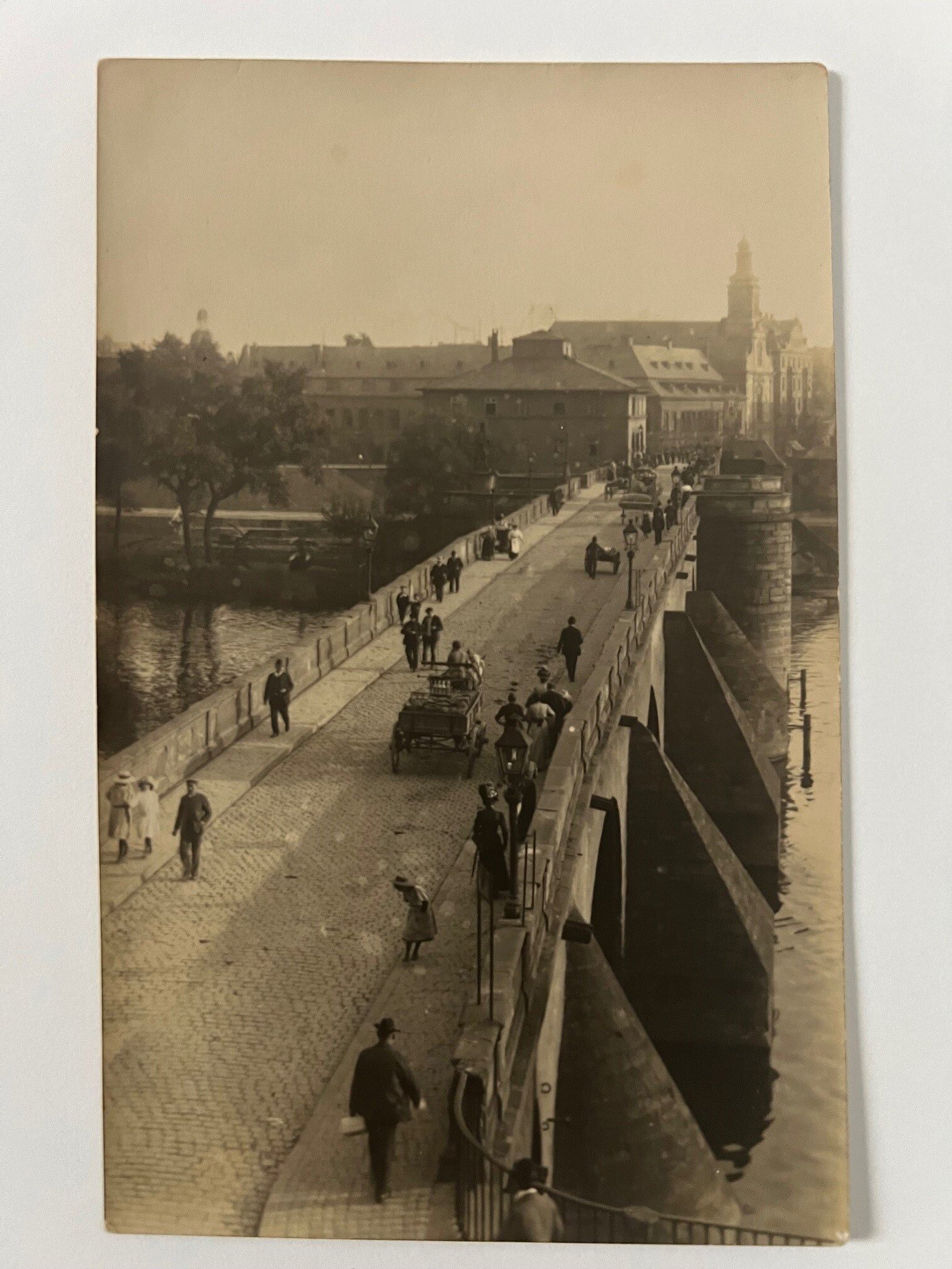 Gottfried Vömel, Frankfurt, Alte Brücke, ca. 1905. (Taunus-Rhein-Main - Regionalgeschichtliche Sammlung Dr. Stefan Naas CC BY-NC-SA)