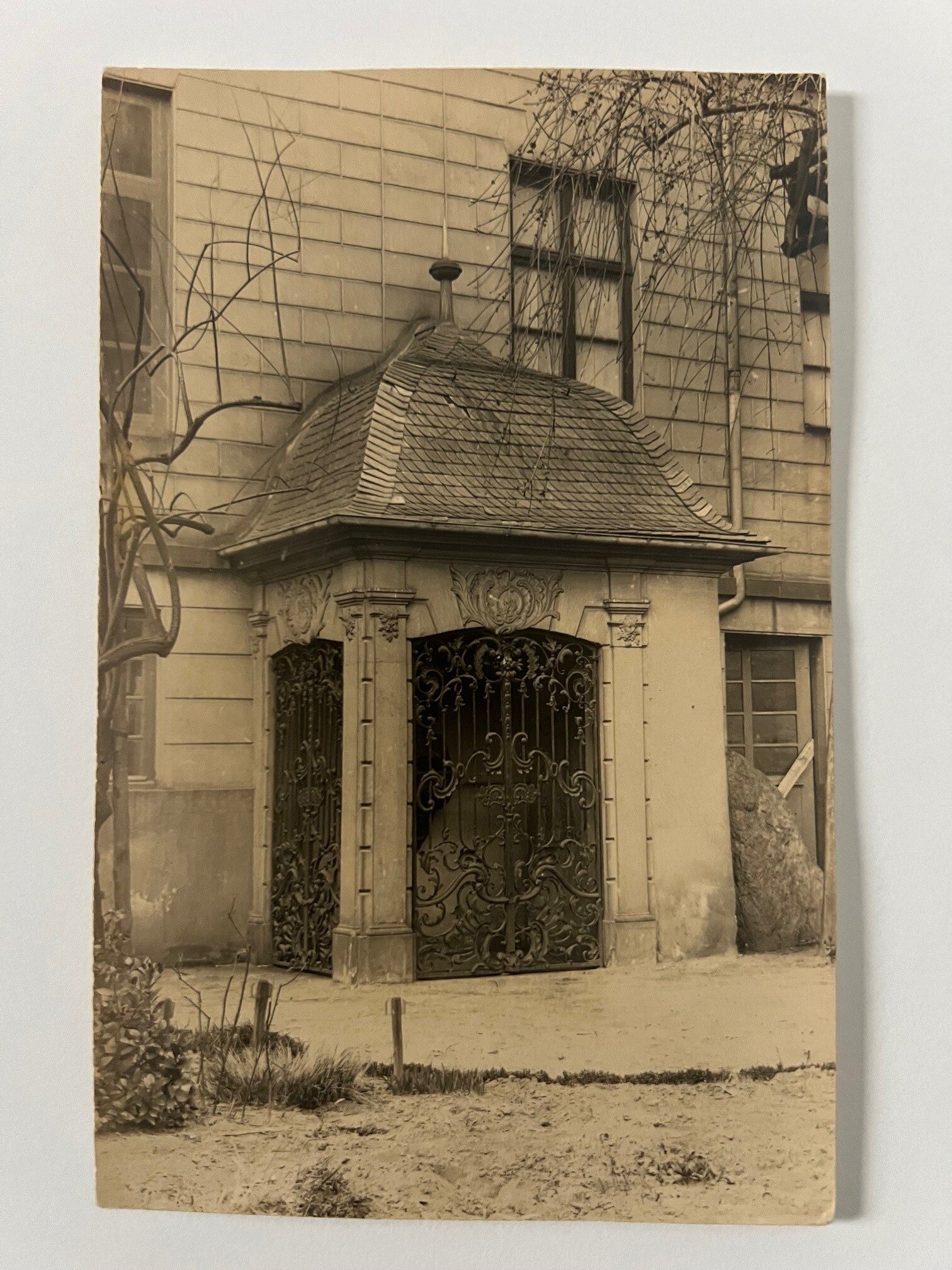 Gottfried Vömel, Frankfurt, Das Senckenberg-Institut, Grab im Botanischen Garten, 1902. (Taunus-Rhein-Main - Regionalgeschichtliche Sammlung Dr. Stefan Naas CC BY-NC-SA)