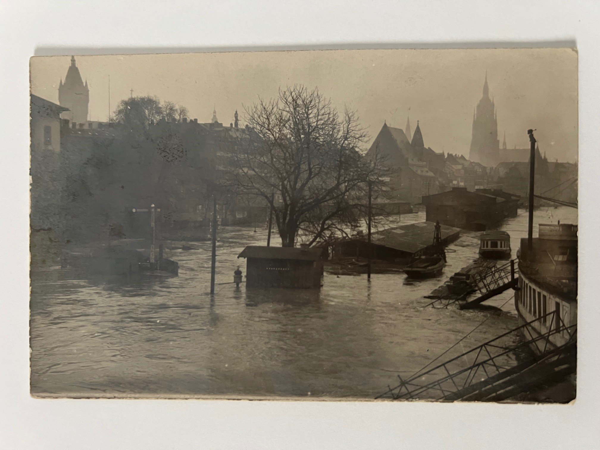 Gottfried Vömel, Frankfurt, Hochwasser Januar 1920. (Taunus-Rhein-Main - Regionalgeschichtliche Sammlung Dr. Stefan Naas CC BY-NC-SA)