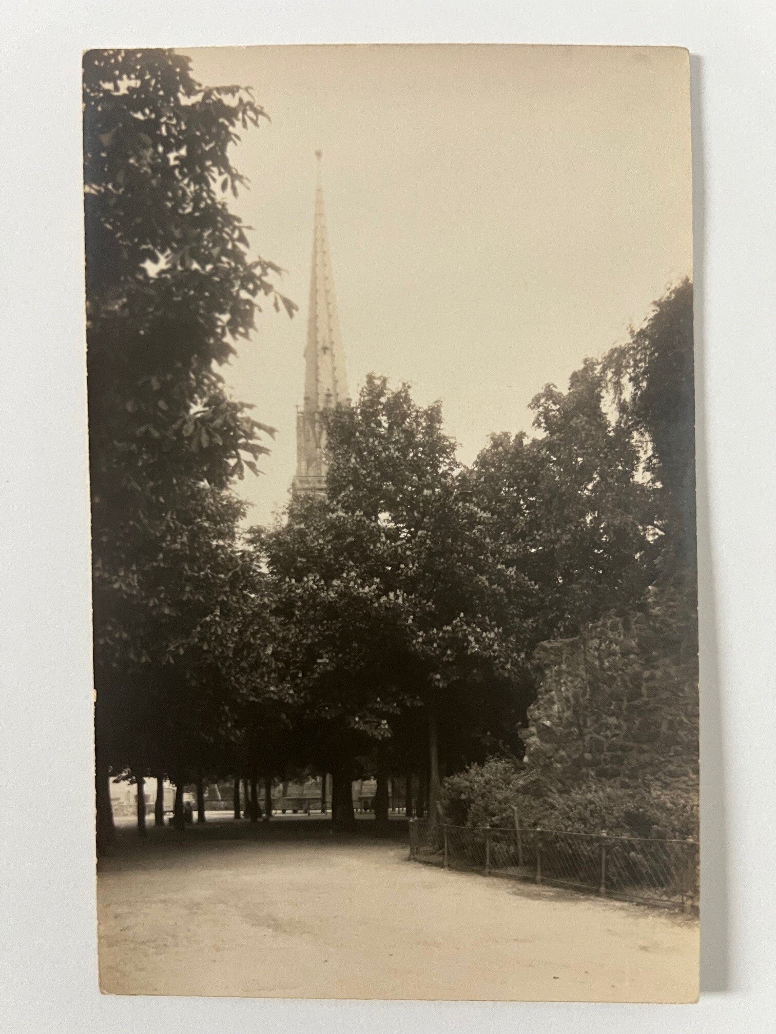 Gottfried Vömel, Frankfurt, Dreikönigskirche vom Ullrichstein aus gesehen, ca. 1905. (Taunus-Rhein-Main - Regionalgeschichtliche Sammlung Dr. Stefan Naas CC BY-NC-SA)