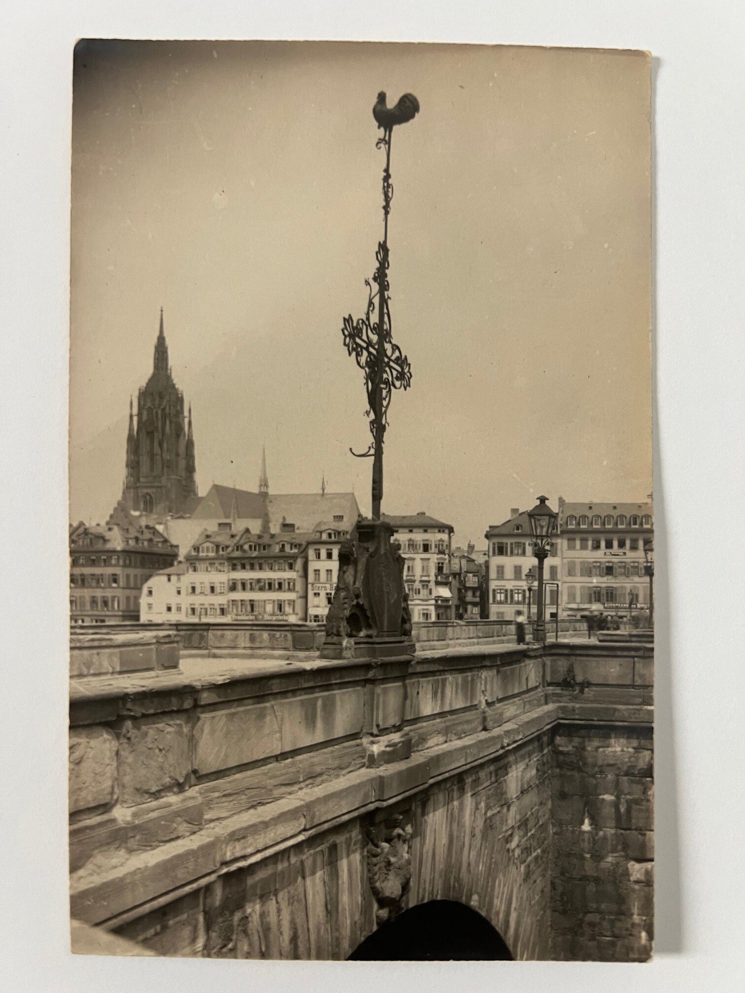 Gottfried Vömel, Frankfurt, Die Alte Brücke mit Brückenkreuz, 1905. (Taunus-Rhein-Main - Regionalgeschichtliche Sammlung Dr. Stefan Naas CC BY-NC-SA)
