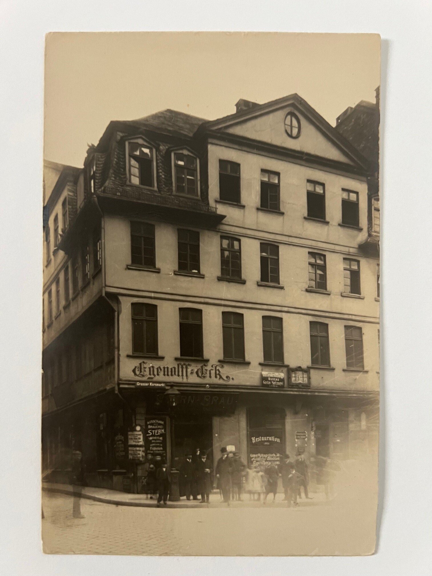 Gottfried Vömel, Frankfurt, Großer Kornmarkt Nr. 20, Ecke Große Sandgasse, ca. 1905. (Taunus-Rhein-Main - Regionalgeschichtliche Sammlung Dr. Stefan Naas CC BY-NC-SA)