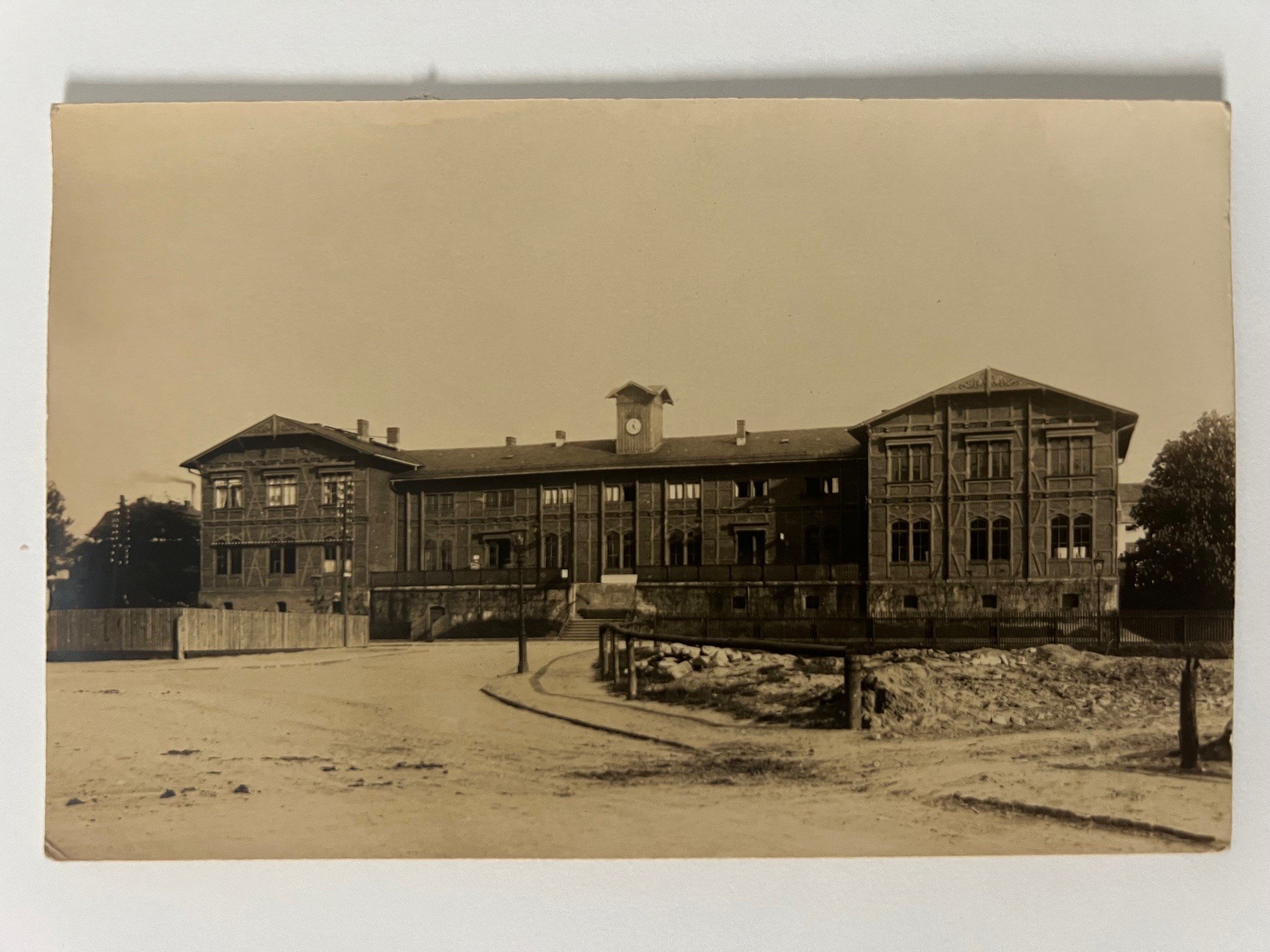 Gottfried Vömel, Frankfurt, Der Sachsenhausener Bahnhof, 1904. (Taunus-Rhein-Main - Regionalgeschichtliche Sammlung Dr. Stefan Naas CC BY-NC-SA)