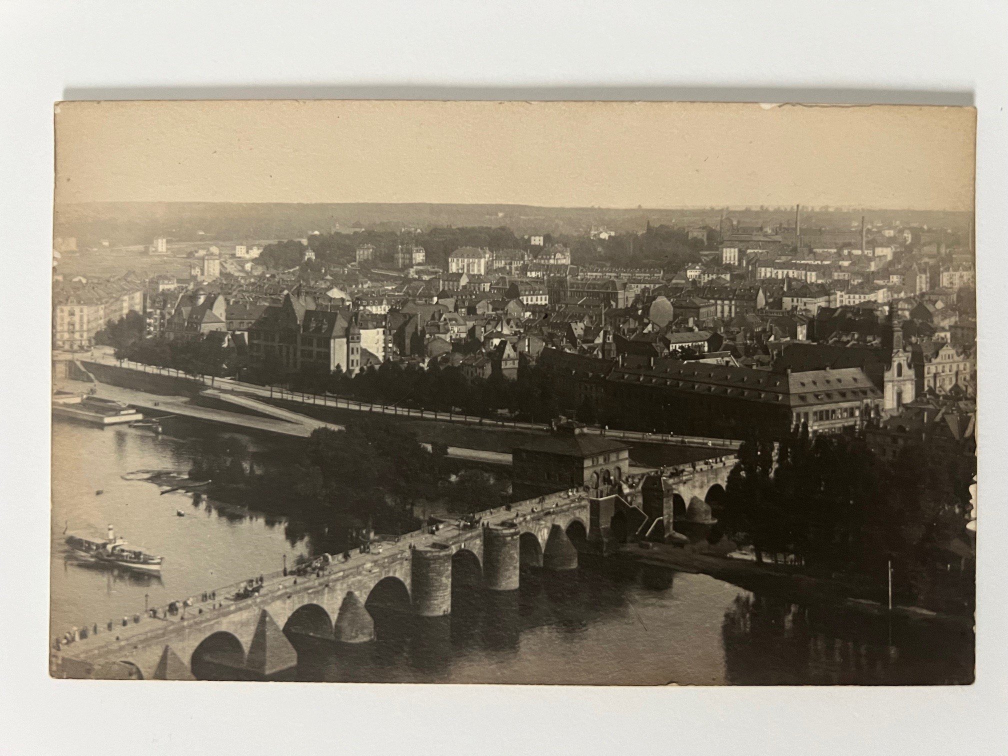 Gottfried Vömel, Frankfurt, Die Alte Brücke, ca. 1910. (Taunus-Rhein-Main - Regionalgeschichtliche Sammlung Dr. Stefan Naas CC BY-NC-SA)