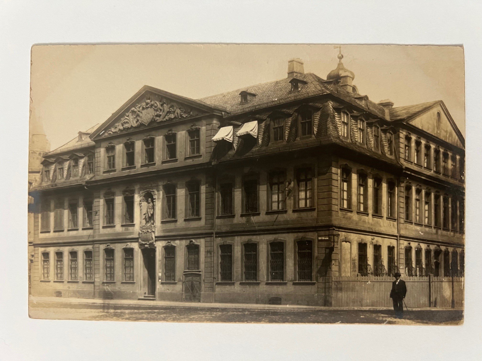 Gottfried Vömel, Frankfurt, Das Dr. Senckenberg-Stift, das alte Bürgerhospital von Süden, 1907. (Taunus-Rhein-Main - Regionalgeschichtliche Sammlung Dr. Stefan Naas CC BY-NC-SA)