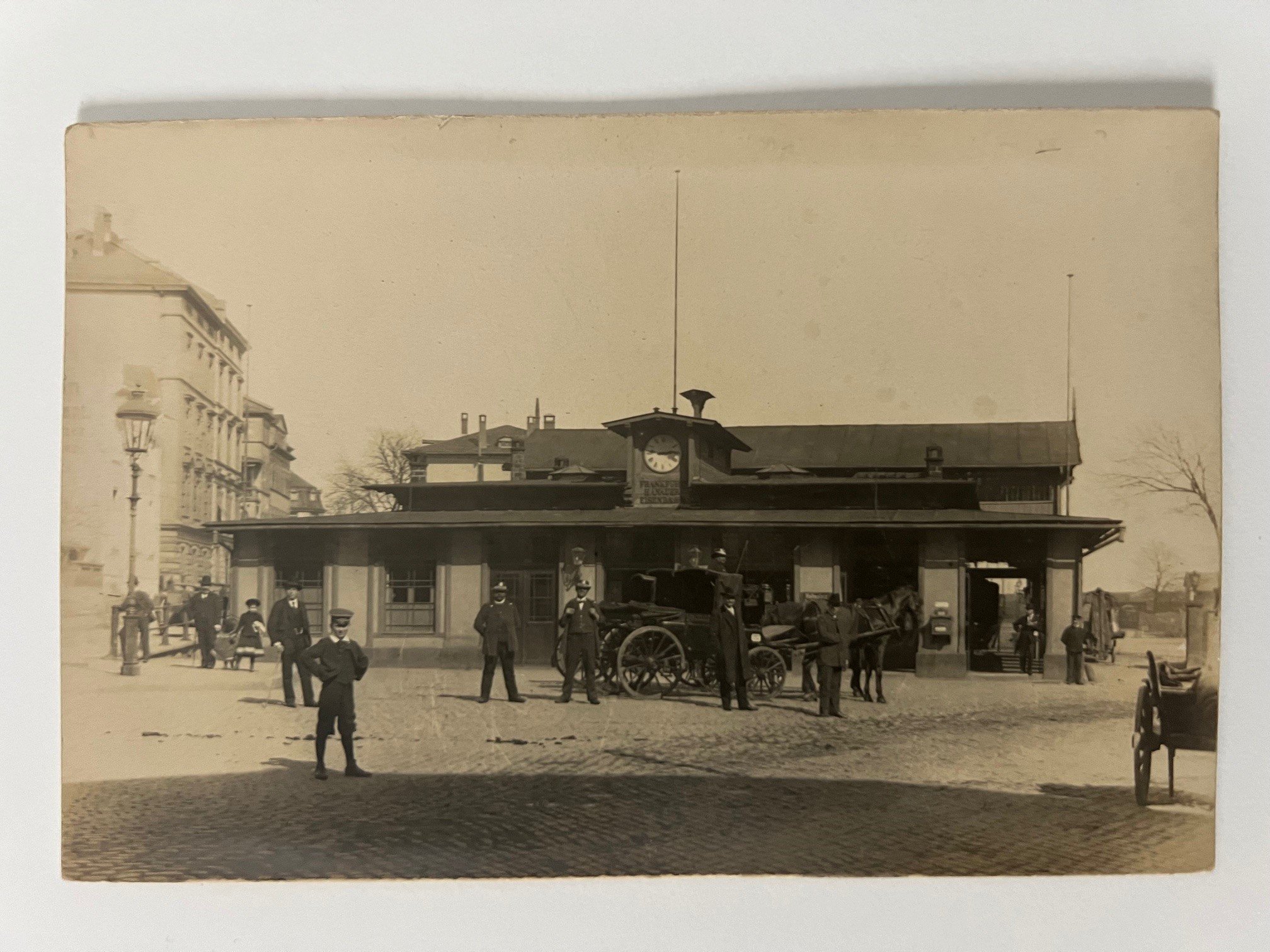Gottfried Vömel, Frankfurt, Der Ostbahnhof von Westen, 1905. (Taunus-Rhein-Main - Regionalgeschichtliche Sammlung Dr. Stefan Naas CC BY-NC-SA)