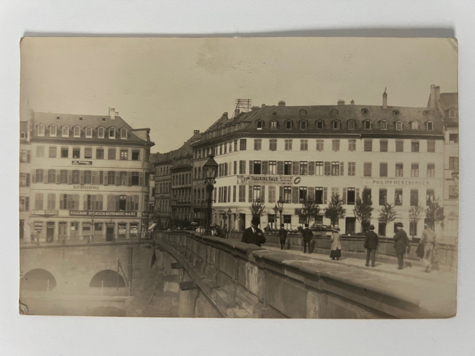 Gottfried Vömel, Frankfurt, Alte Brücke, Blick in die Fahrgasse, ca. 1905. (Taunus-Rhein-Main - Regionalgeschichtliche Sammlung Dr. Stefan Naas CC BY-NC-SA)