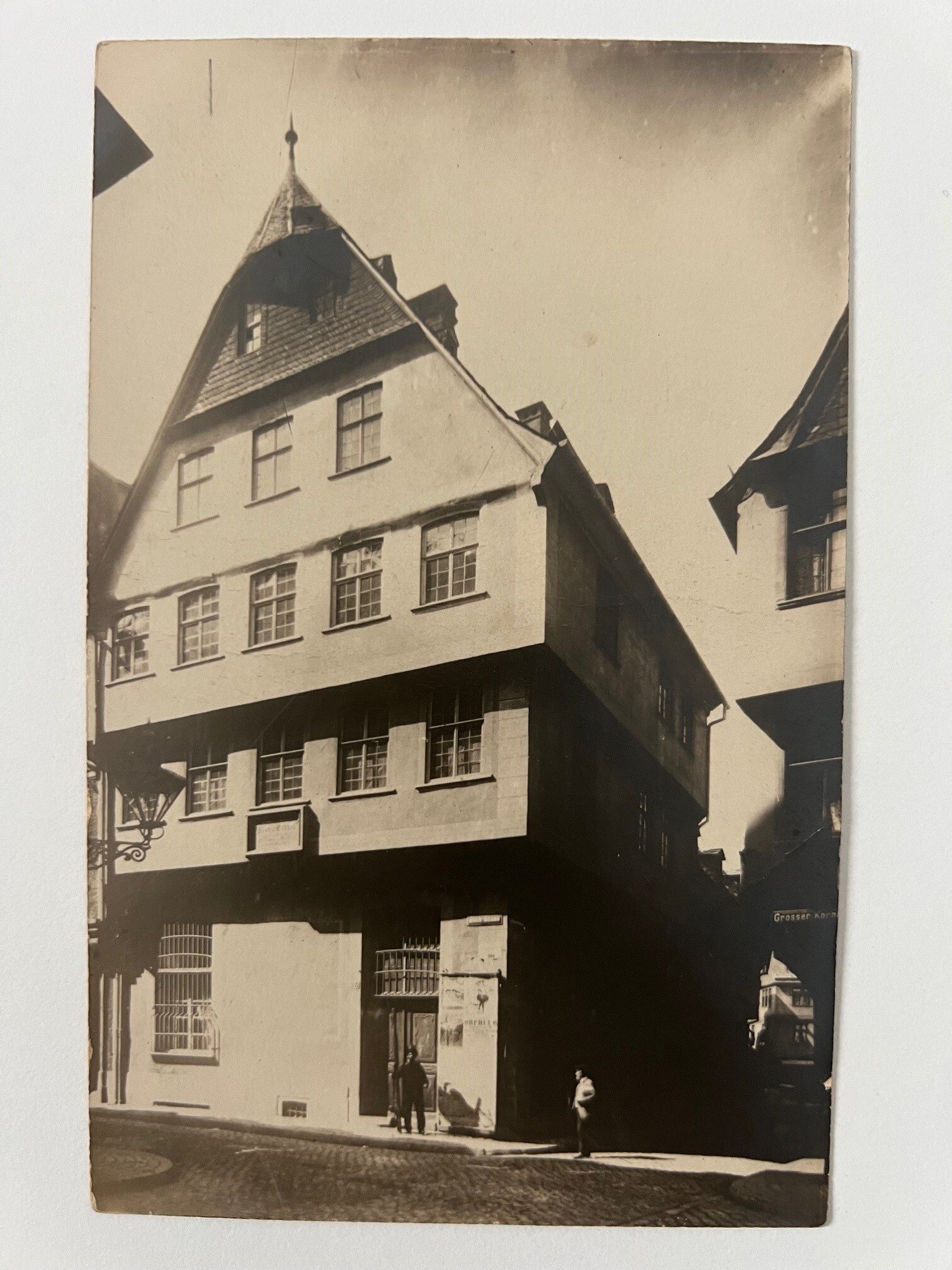 Gottfried Vömel, Frankfurt, Haus zum "Vogel Strauß", Buchgasse, Abzug nach einer alten Platte von Fay von 1896, ca. 1905. (Taunus-Rhein-Main - Regionalgeschichtliche Sammlung Dr. Stefan Naas CC BY-NC-SA)